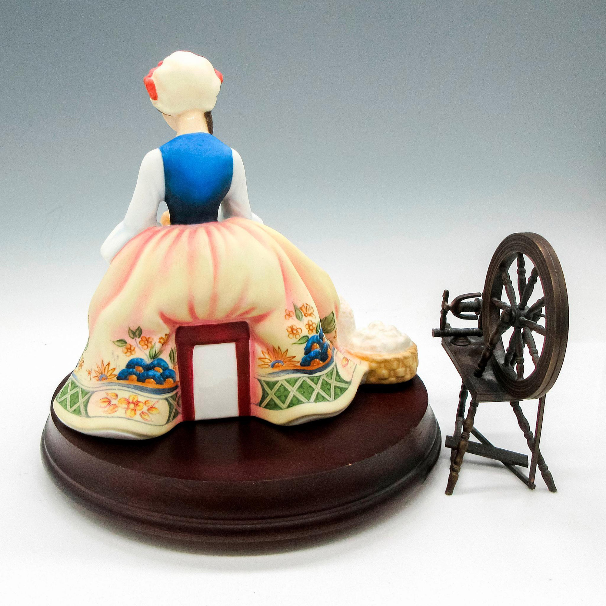 Spinning HN2390 - Royal Doulton Figurine - Bild 2 aus 4