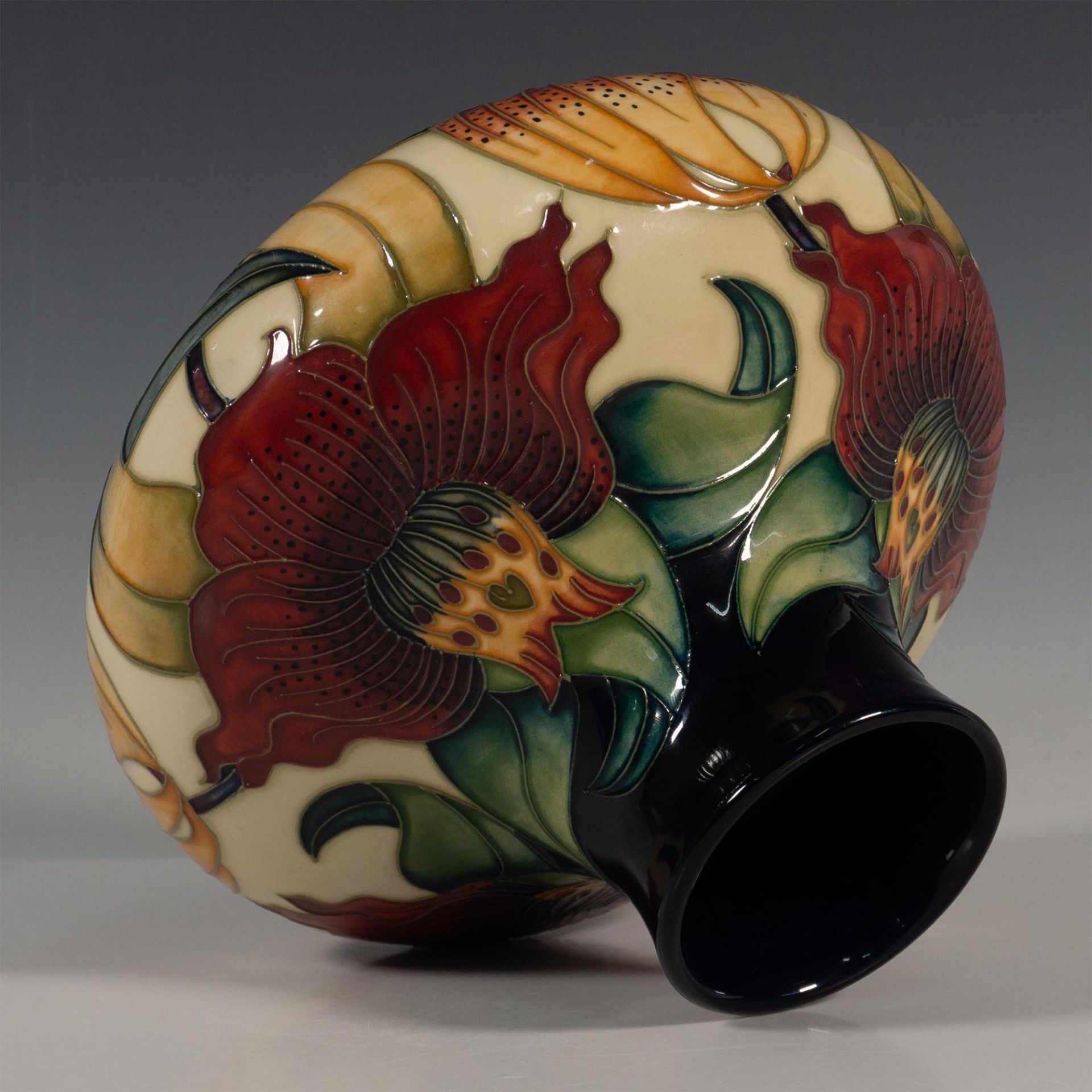 Moorcroft Pottery Anna Lily Squat Vase - Bild 4 aus 5