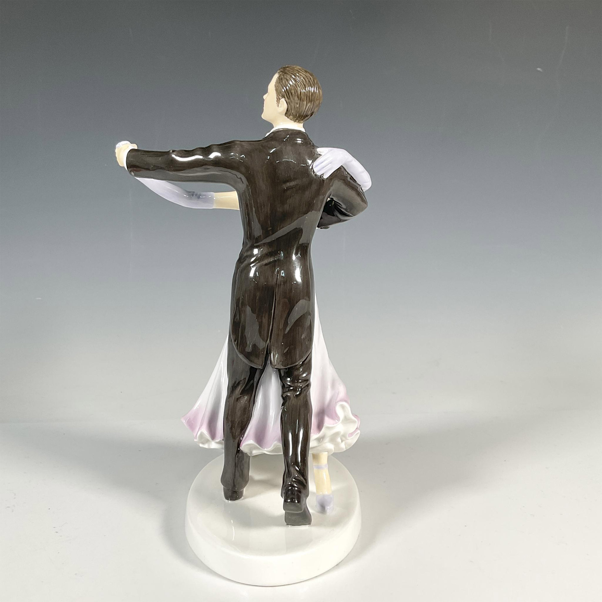 Fox Trot HN5445 - Royal Doulton Figurine Dance Collection - Image 3 of 5