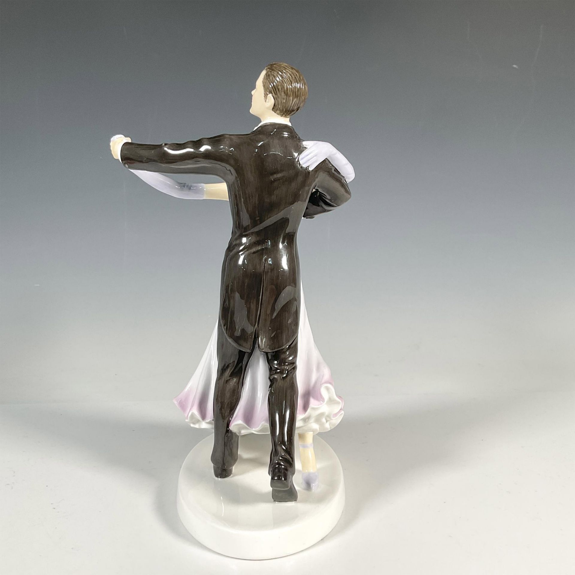 Fox Trot HN5445 - Royal Doulton Figurine Dance Collection - Image 3 of 5