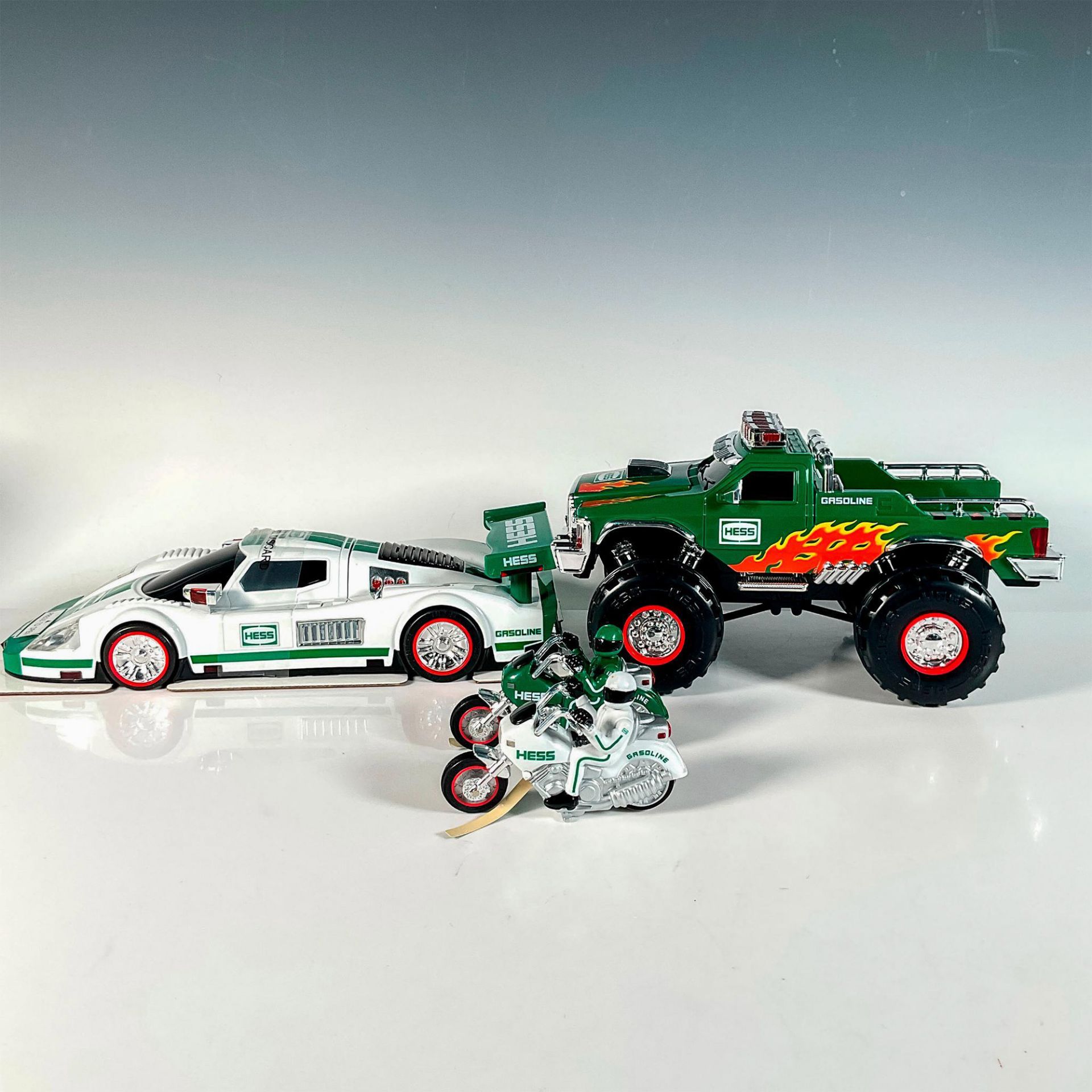 2pc Hess Toy Truck and Race Car Collectible - Bild 5 aus 6