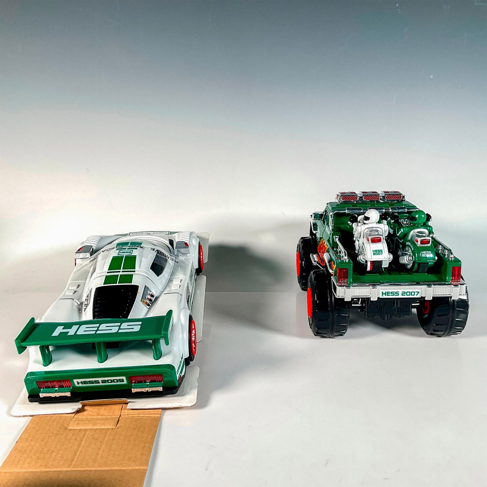 2pc Hess Toy Truck and Race Car Collectible - Bild 4 aus 6