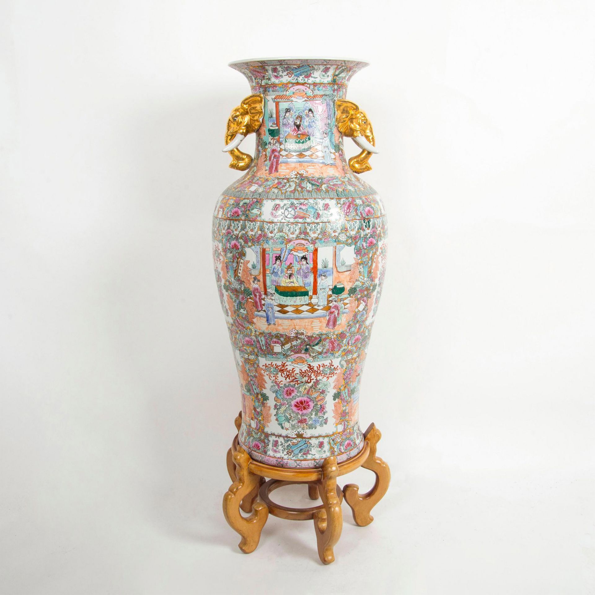 Chinese Porcelain Rose Medallion Vase with Gilt Handles on Wooden Base - Bild 6 aus 20