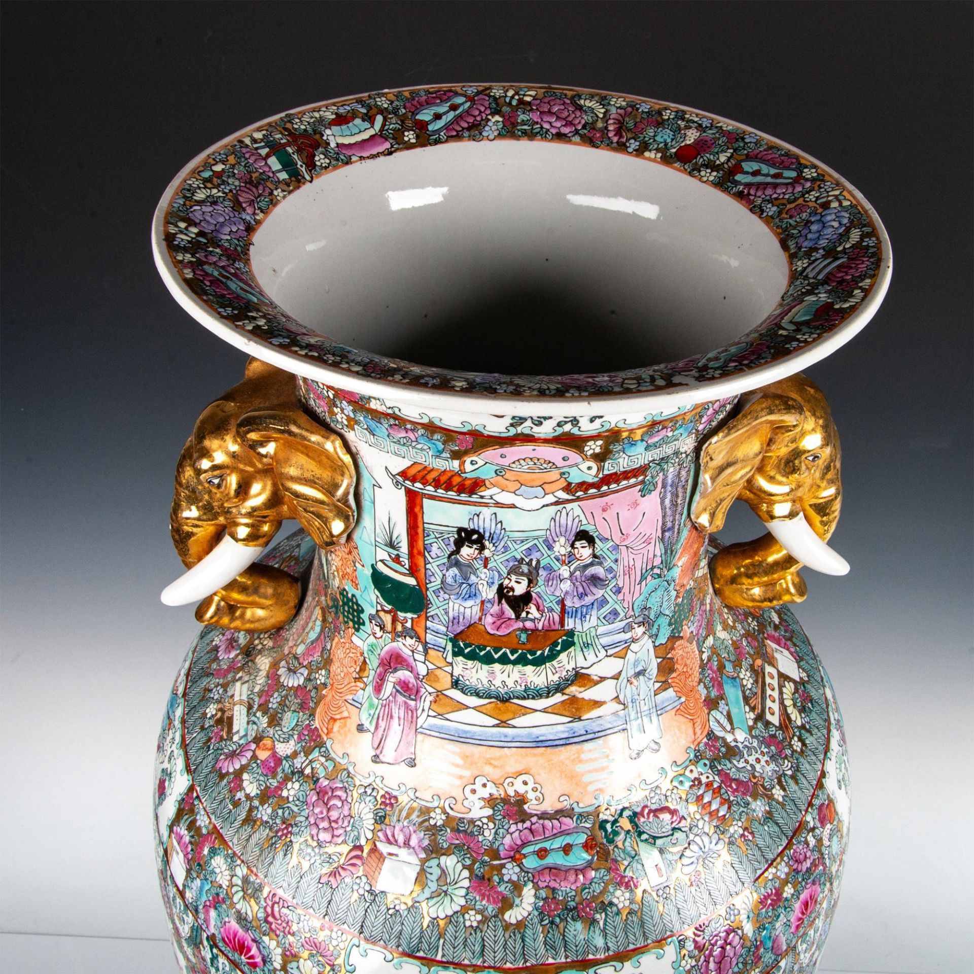 Chinese Porcelain Rose Medallion Vase with Gilt Handles on Wooden Base - Bild 11 aus 20