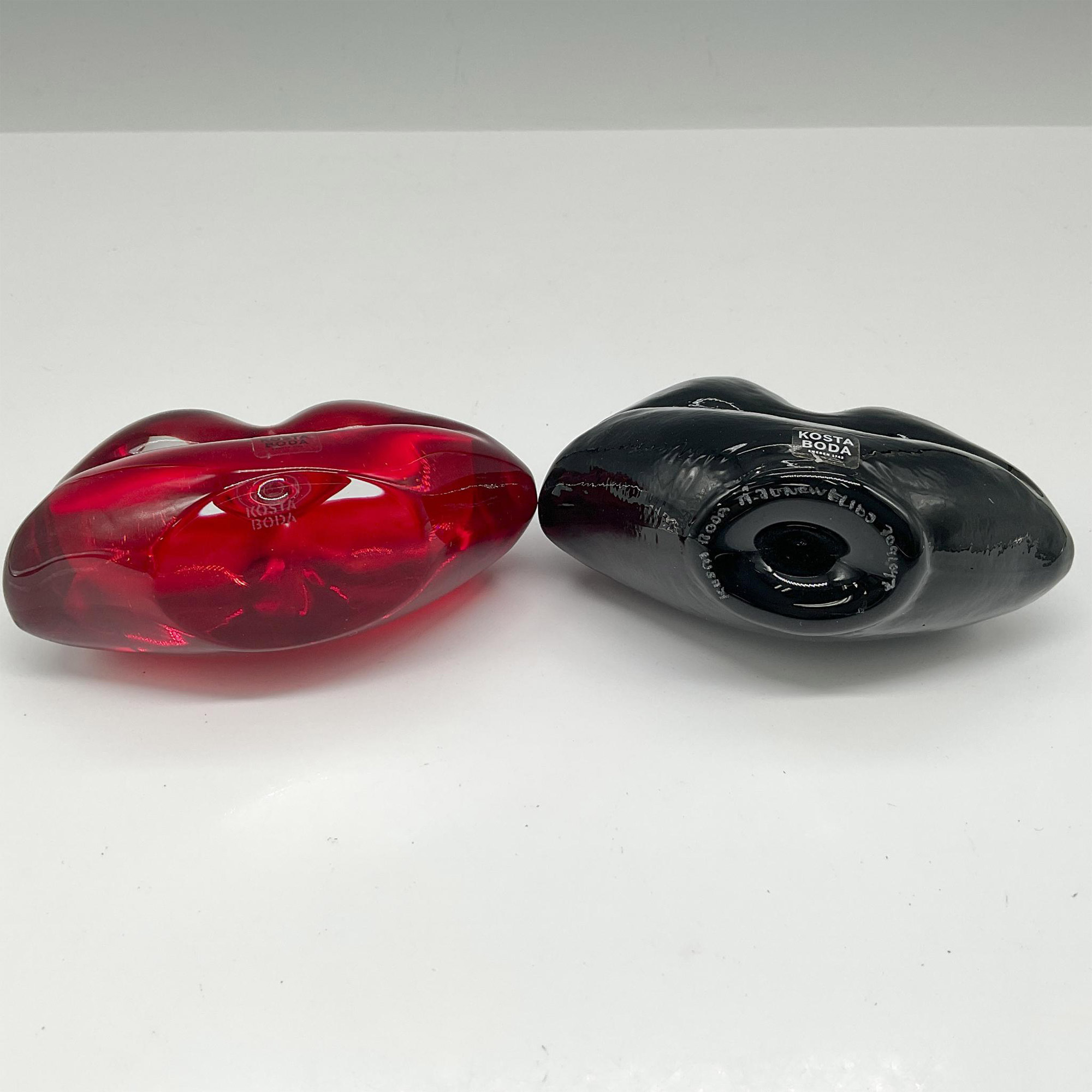 2pc Kosta Boda Make Up Hot Lips Sculpture - Paperweights - Image 3 of 4