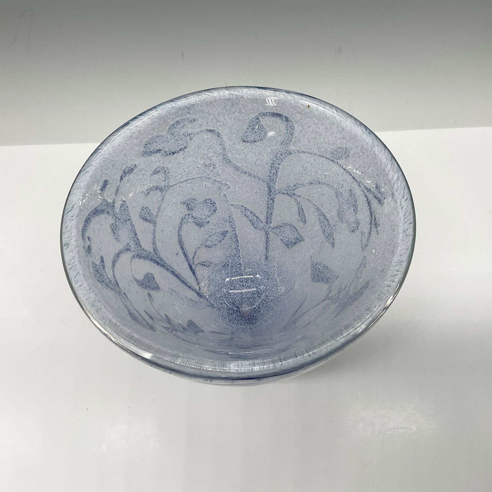 Kosta Boda Art Glass Floating Blue Flowers Vase - Bild 2 aus 3