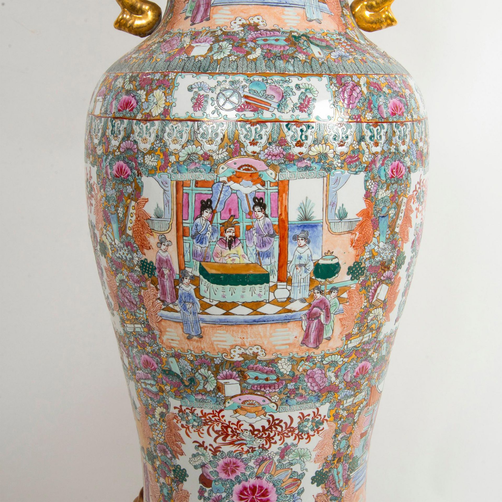 Chinese Porcelain Rose Medallion Vase with Gilt Handles on Wooden Base - Bild 3 aus 20