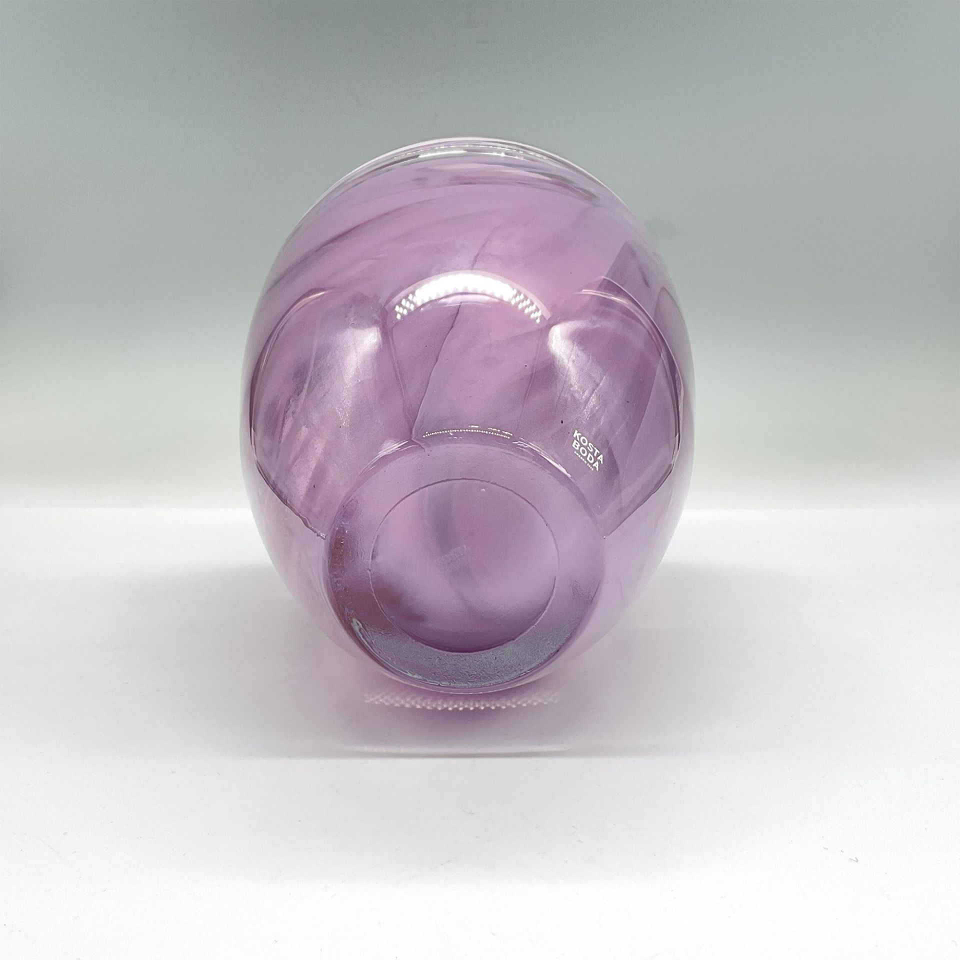 Kosta Boda Glass Vase, Pink Swirl - Image 3 of 3