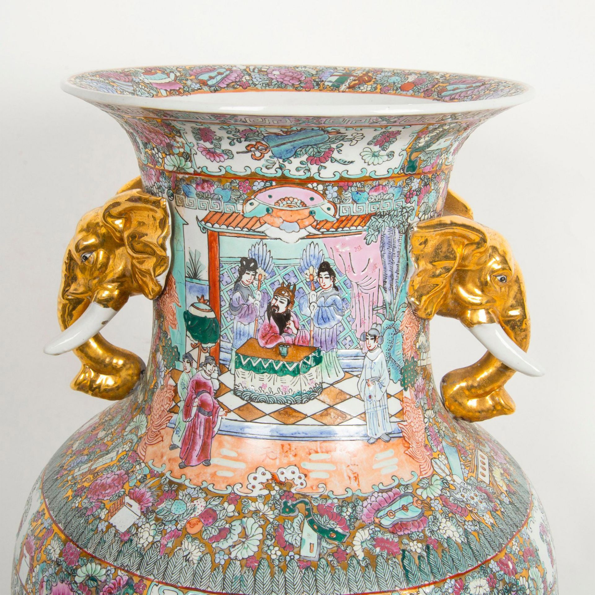 Chinese Porcelain Rose Medallion Vase with Gilt Handles on Wooden Base - Bild 7 aus 20
