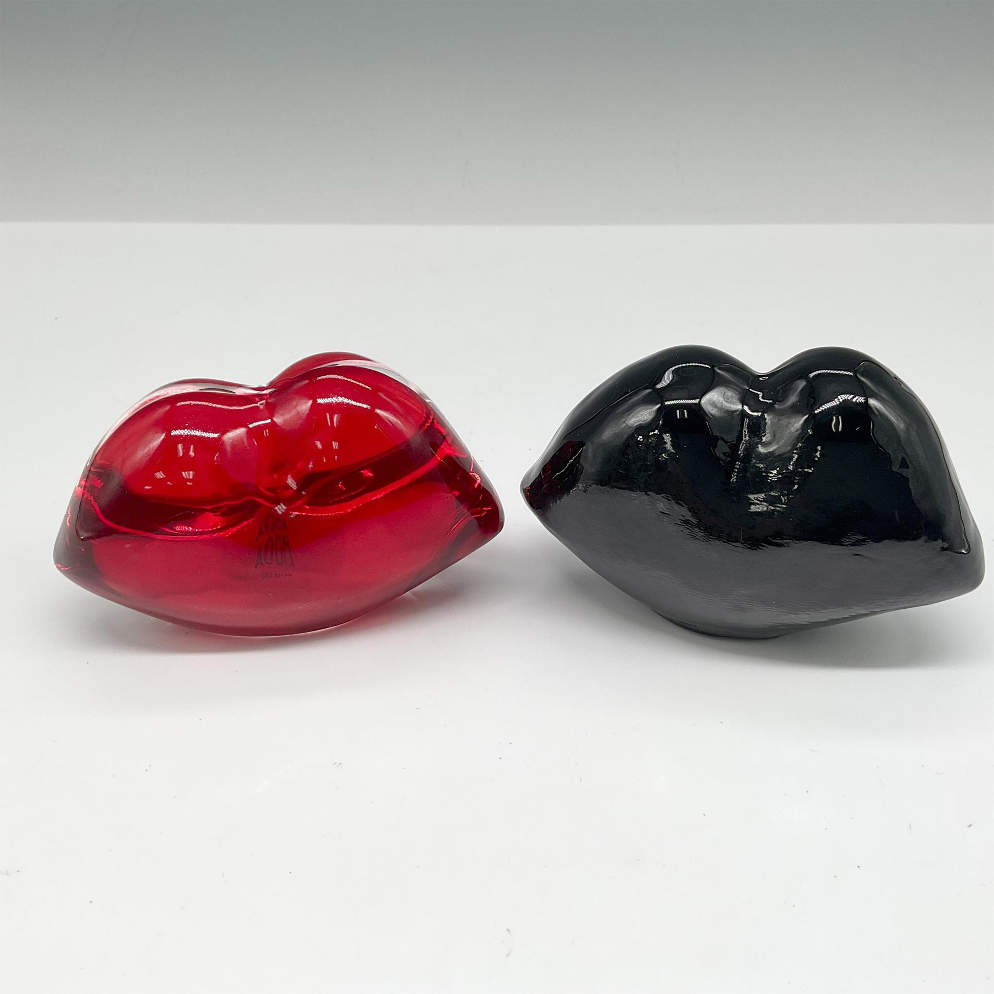 2pc Kosta Boda Make Up Hot Lips Sculpture - Paperweights - Image 2 of 4