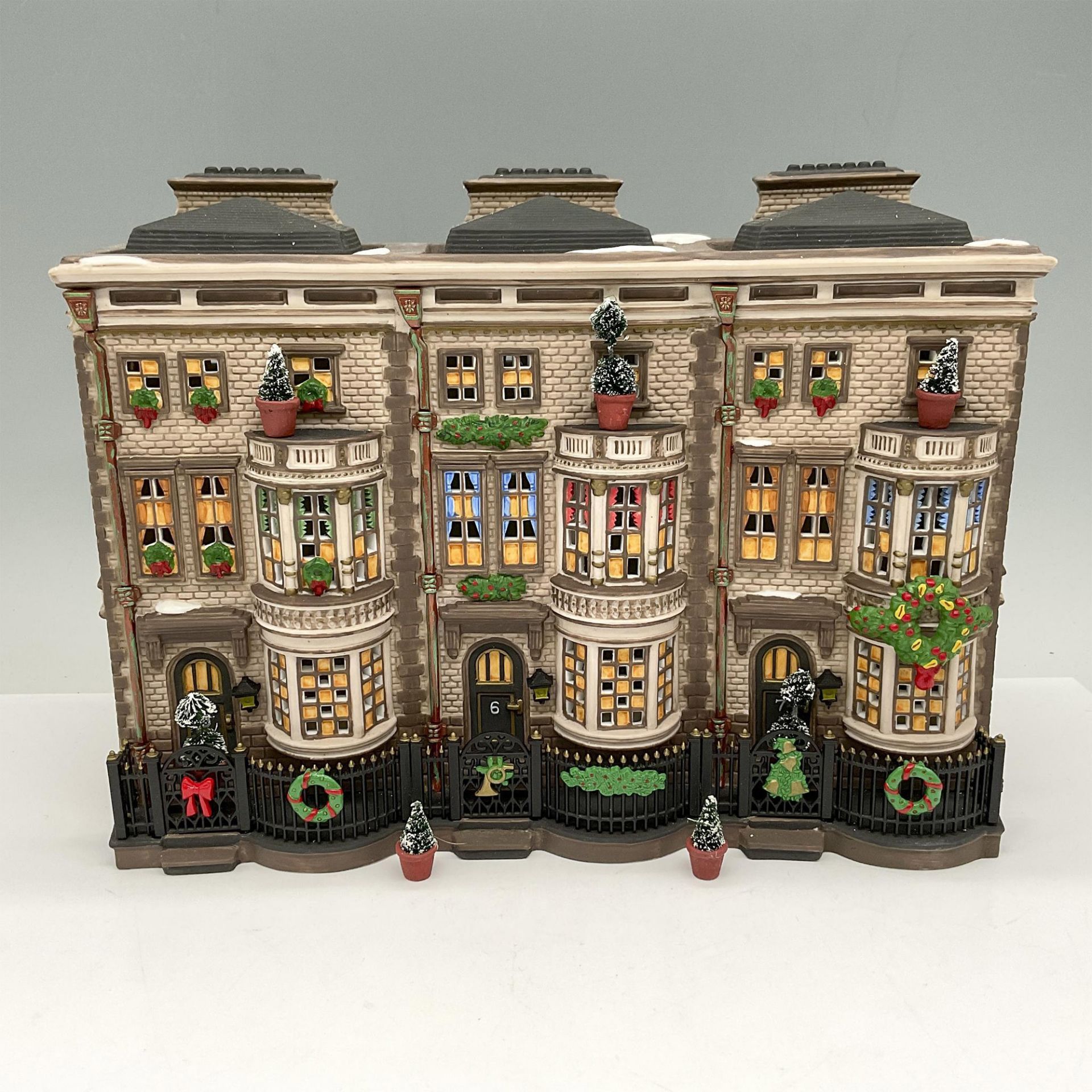 Department 56 Porcelain Dickens' Village Series, Mulberrie Court