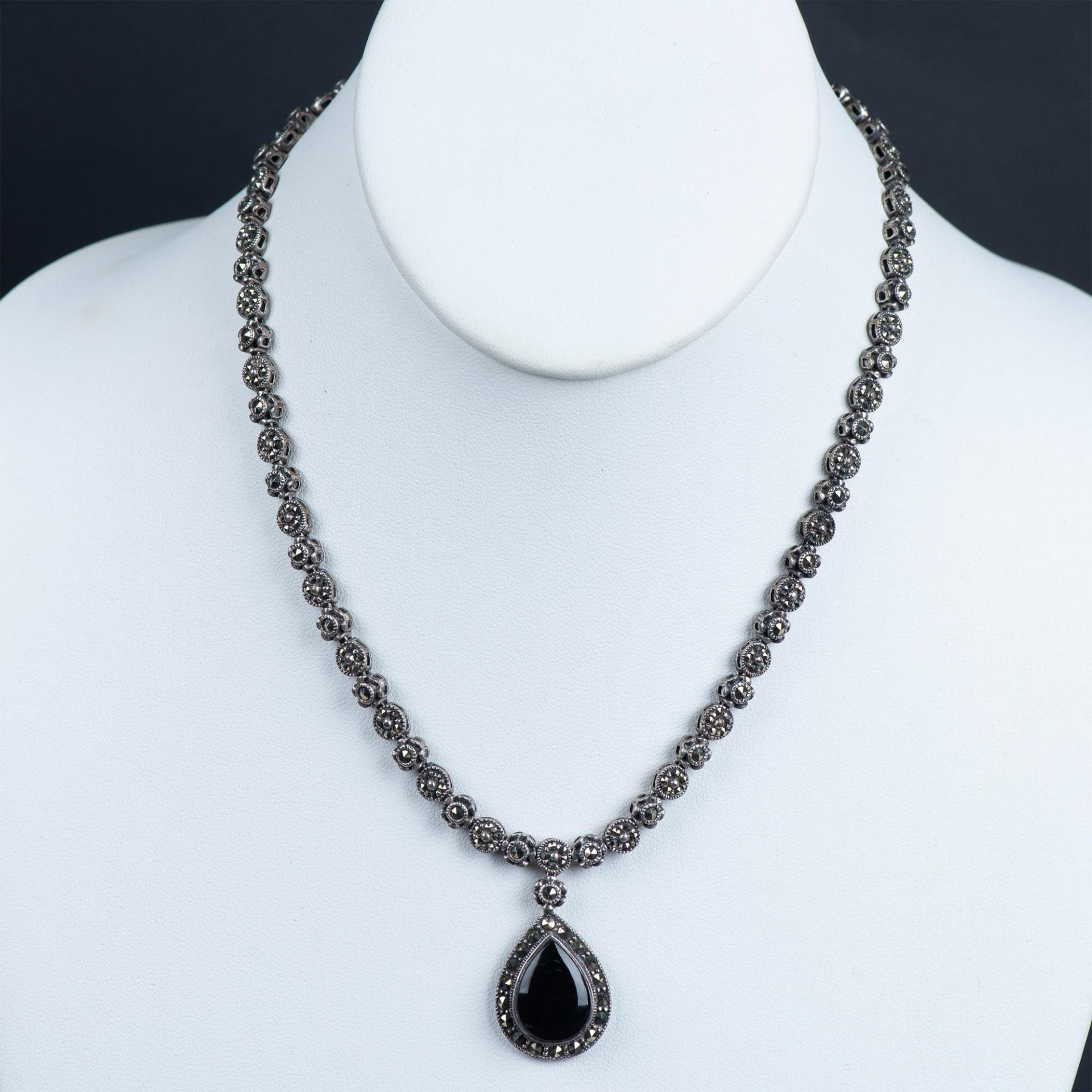 Pretty Sterling Silver, Marcasite, and Onyx Necklace - Bild 2 aus 6