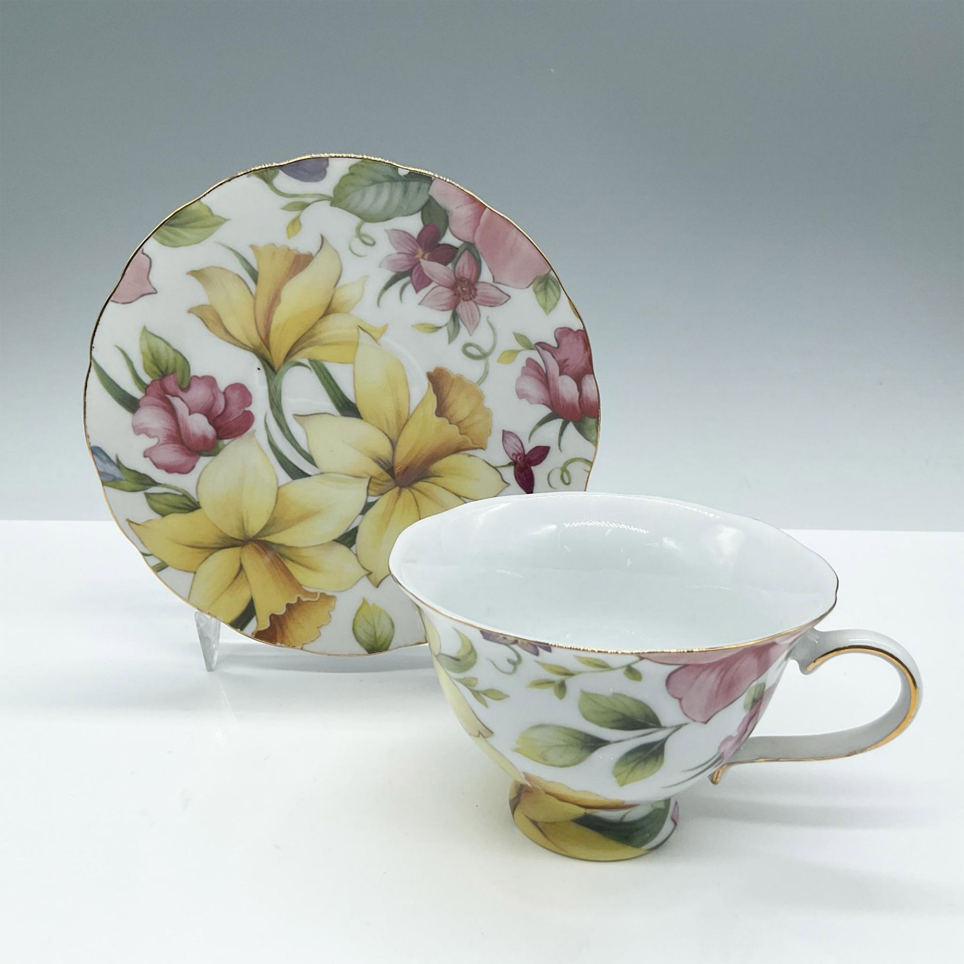 Royal Crown Porcelain Tea Cup and Saucer Set, Floral - Image 3 of 4