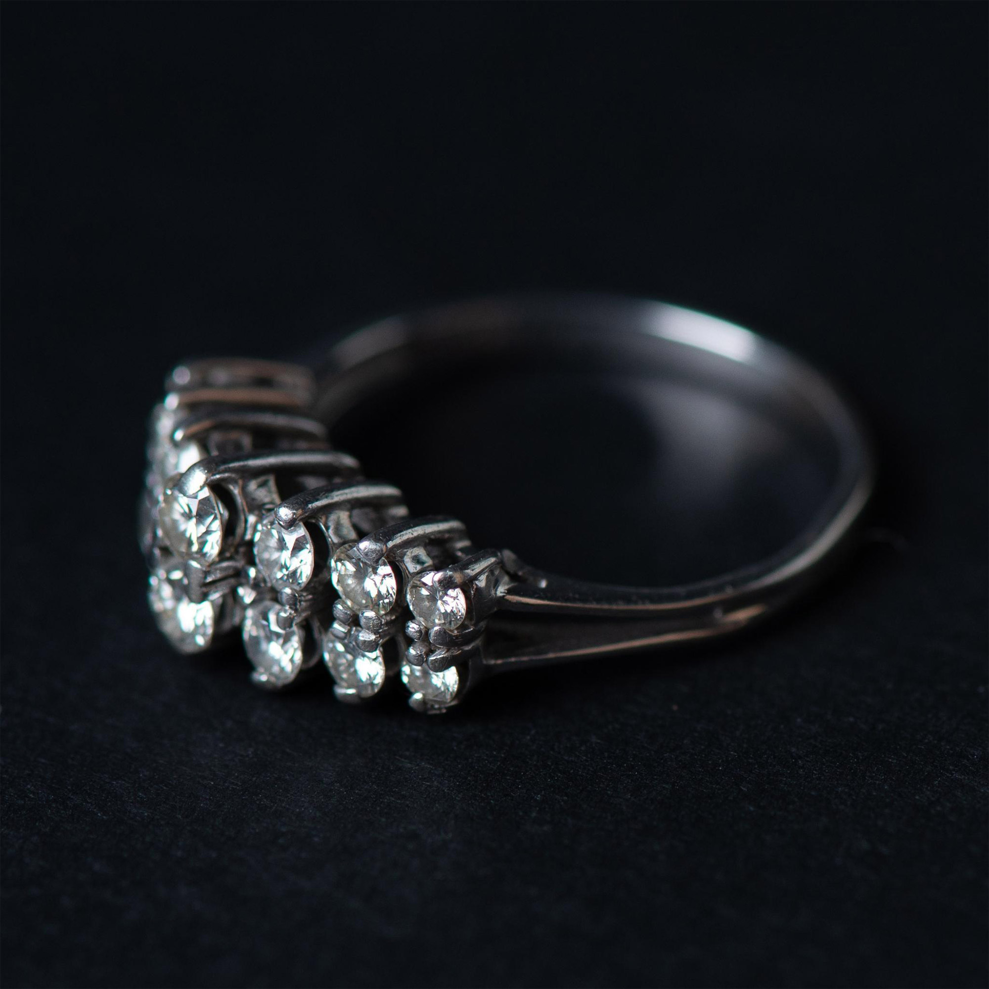Stunning 14K White Gold and Graduated Diamond Ring - Bild 2 aus 4