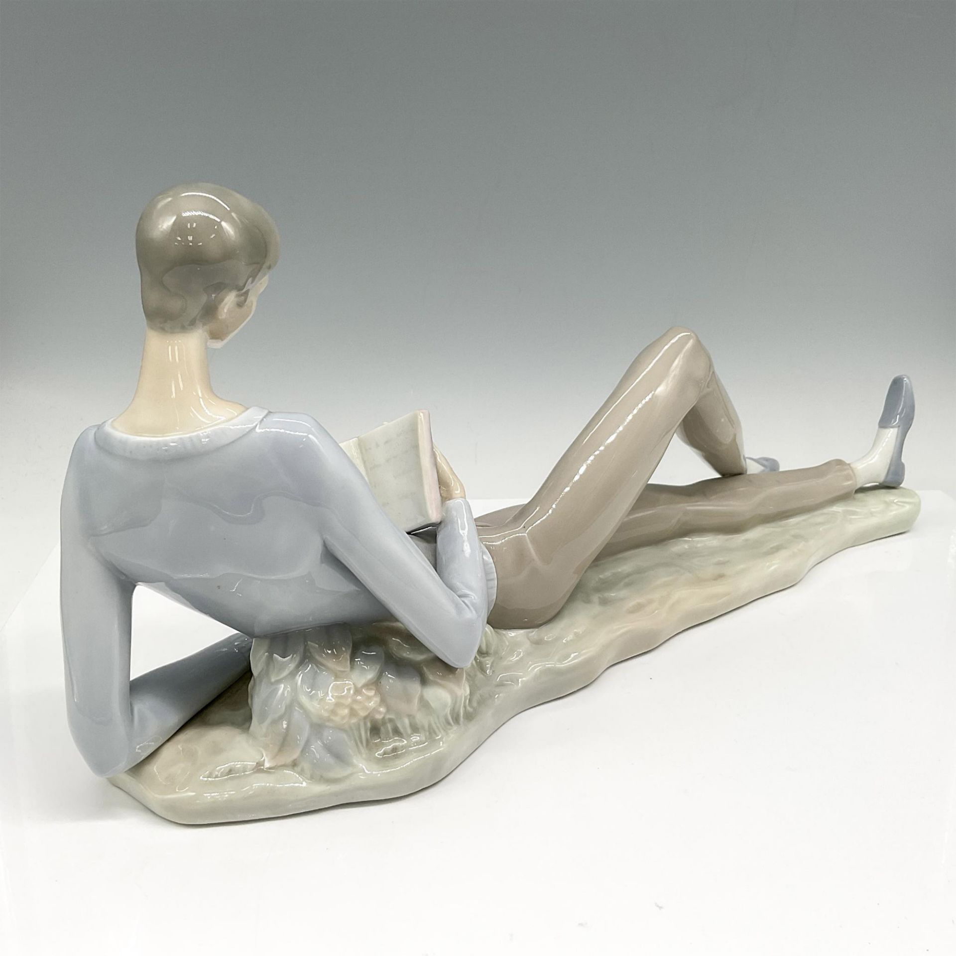 Boy with Book 01001024 - Lladro Porcelain Figurine - Bild 2 aus 3