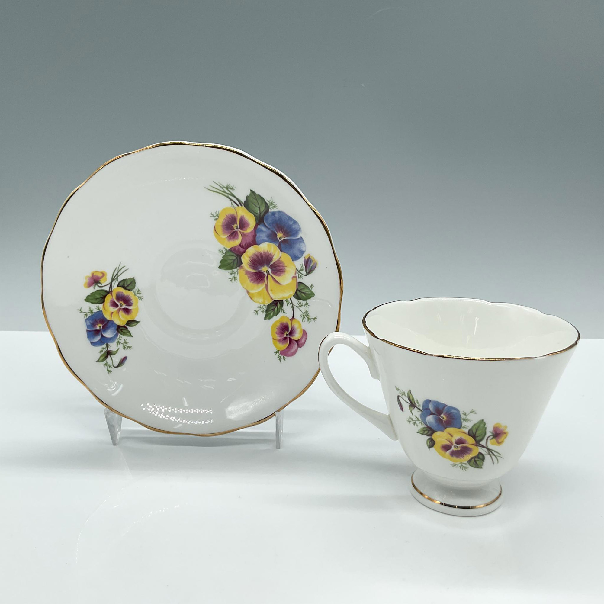 Hamilton Fine Bone China Tea Cup and Saucer Set - Image 2 of 3