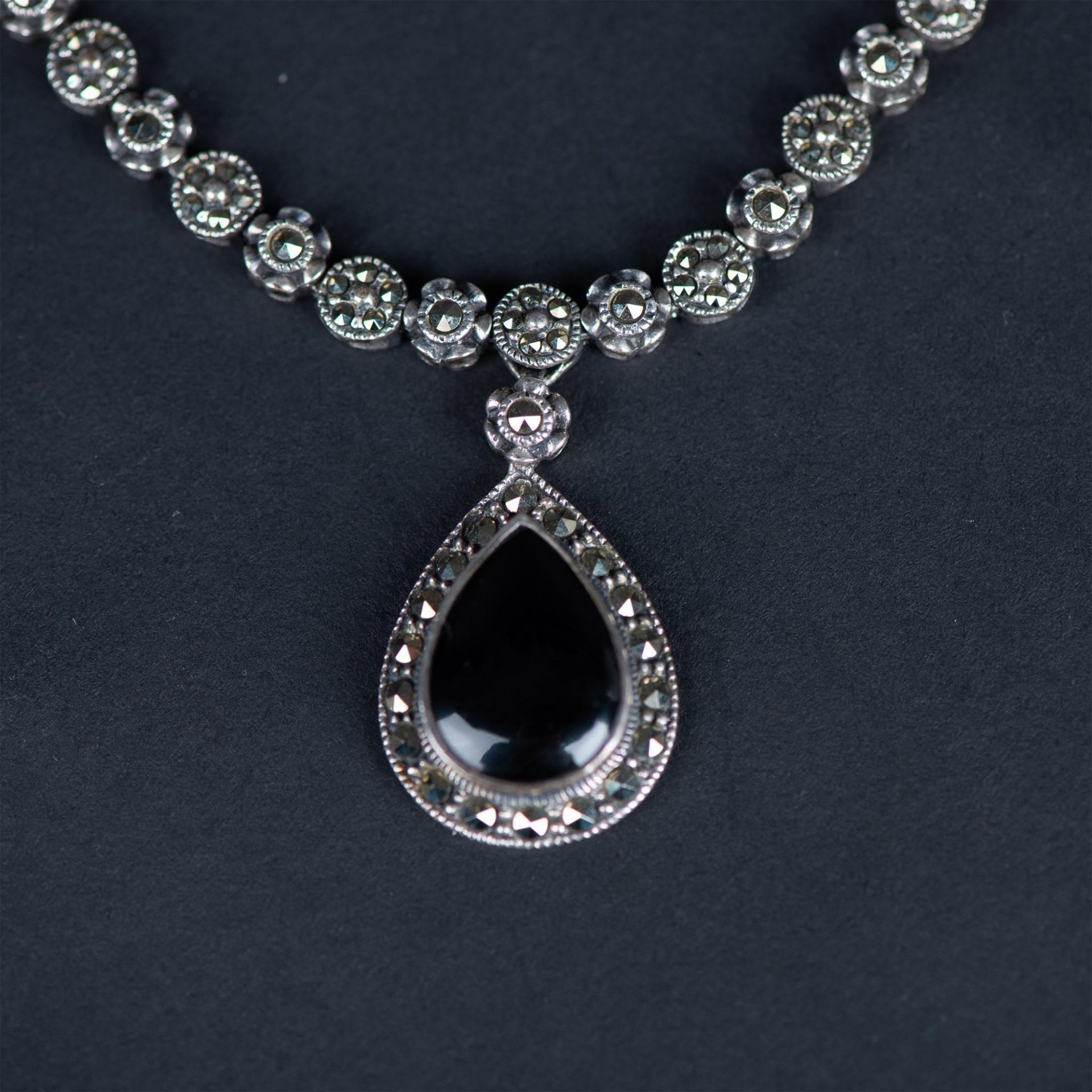 Pretty Sterling Silver, Marcasite, and Onyx Necklace - Bild 5 aus 6