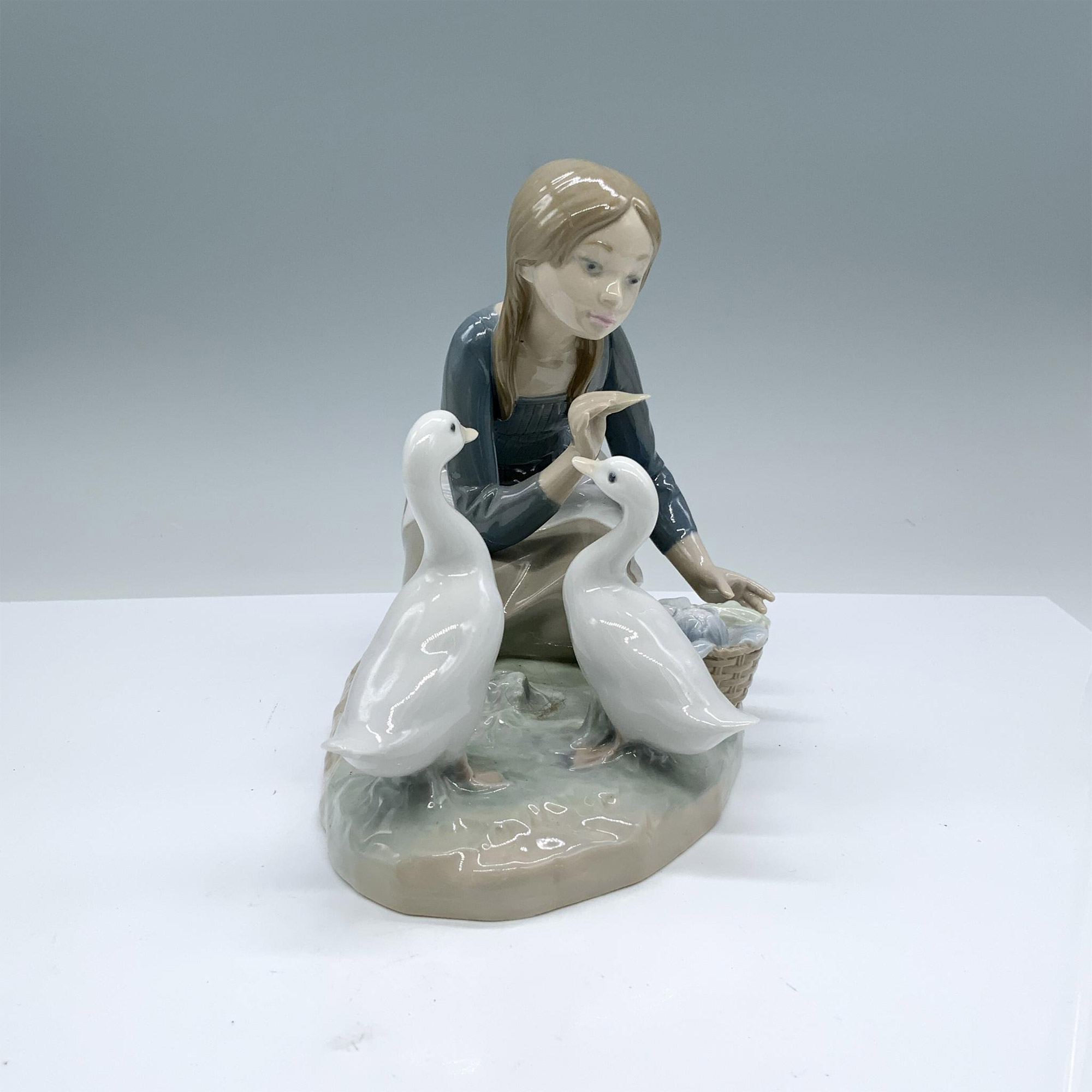 Feeding The Ducks 1004849 - Lladro Porcelain Figurine - Image 2 of 5