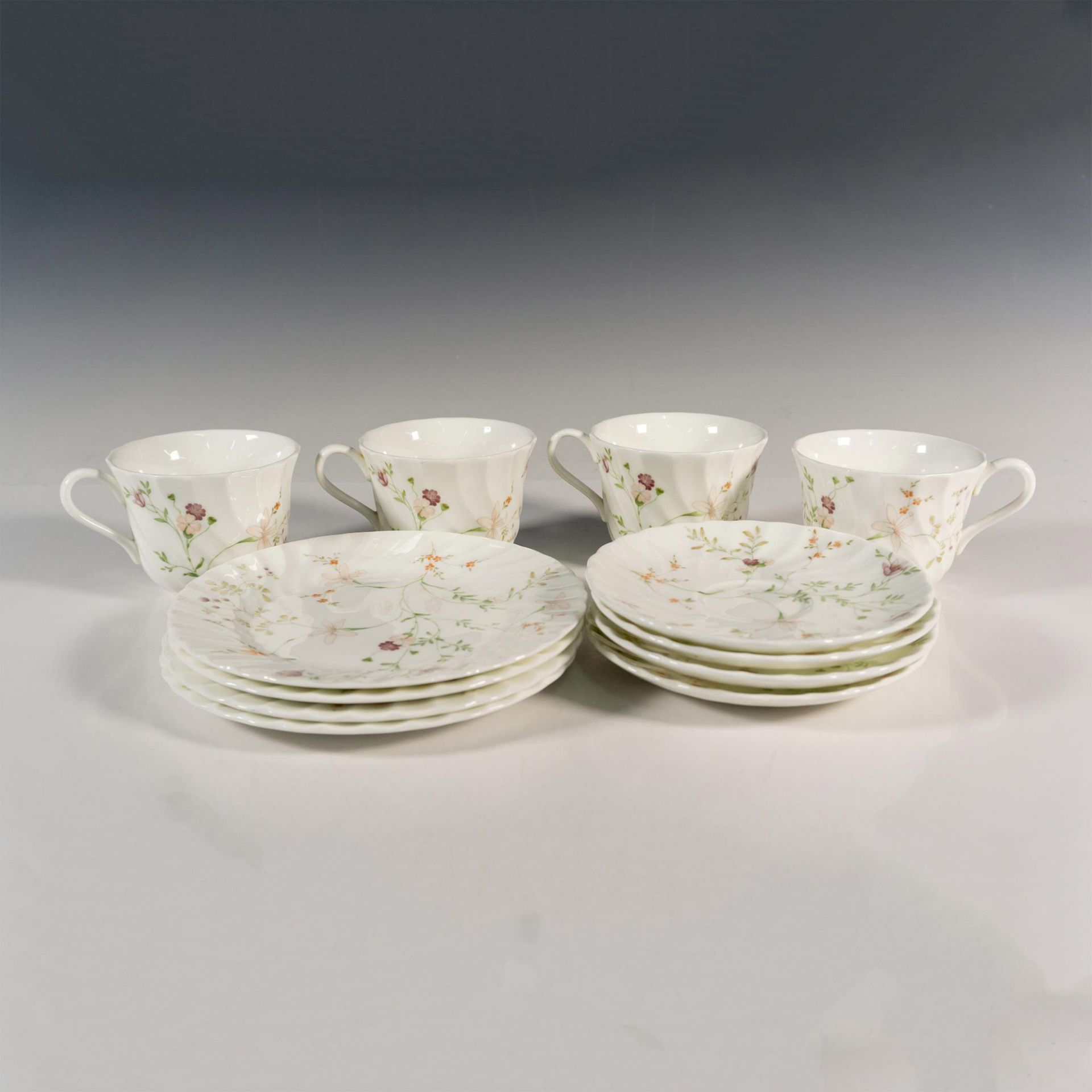 12pc Wedgwood Bone China Cups, Saucers + Plates, Campion - Bild 5 aus 5