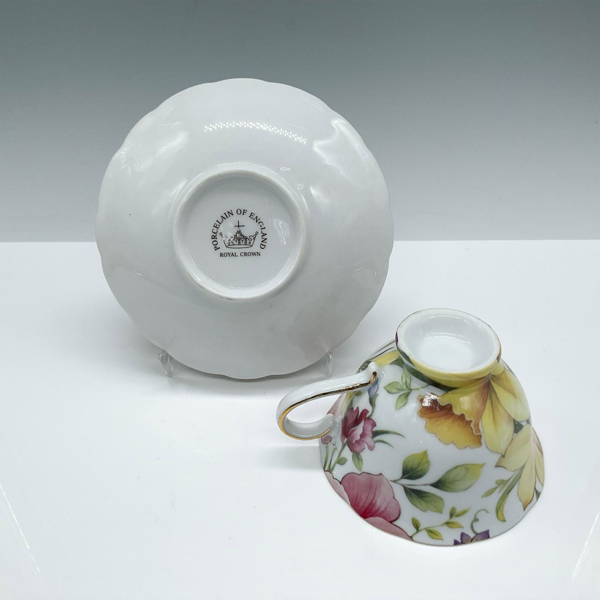 Royal Crown Porcelain Tea Cup and Saucer Set, Floral - Image 4 of 4