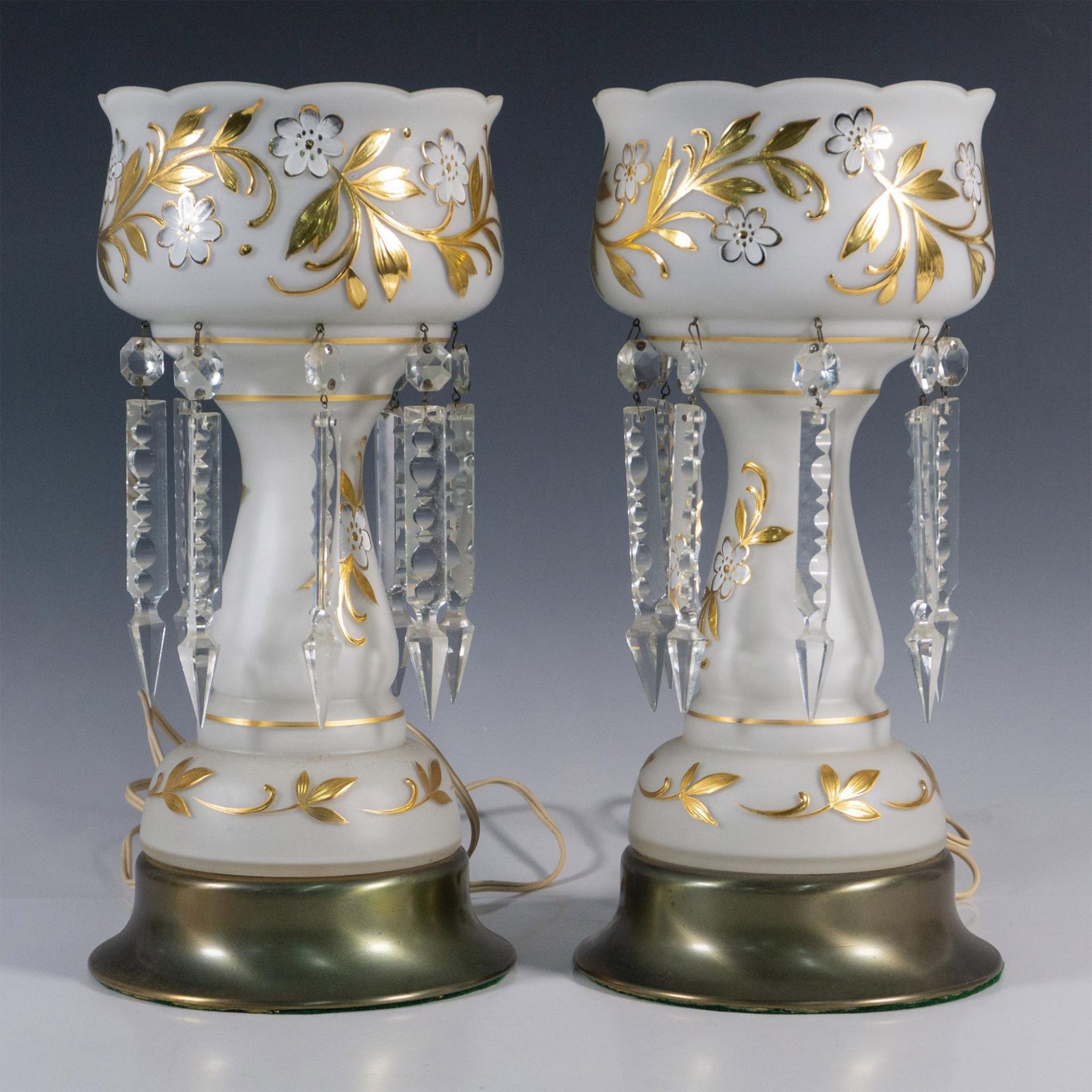 Pair of Handpainted Satin Glass Lamps with Hanging Crystals - Bild 2 aus 5