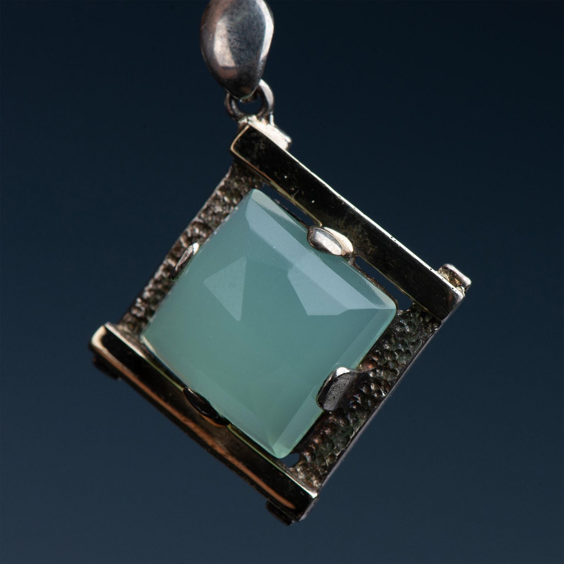 Lovely 14K White Gold and Green Gemstone Pendant - Bild 2 aus 3