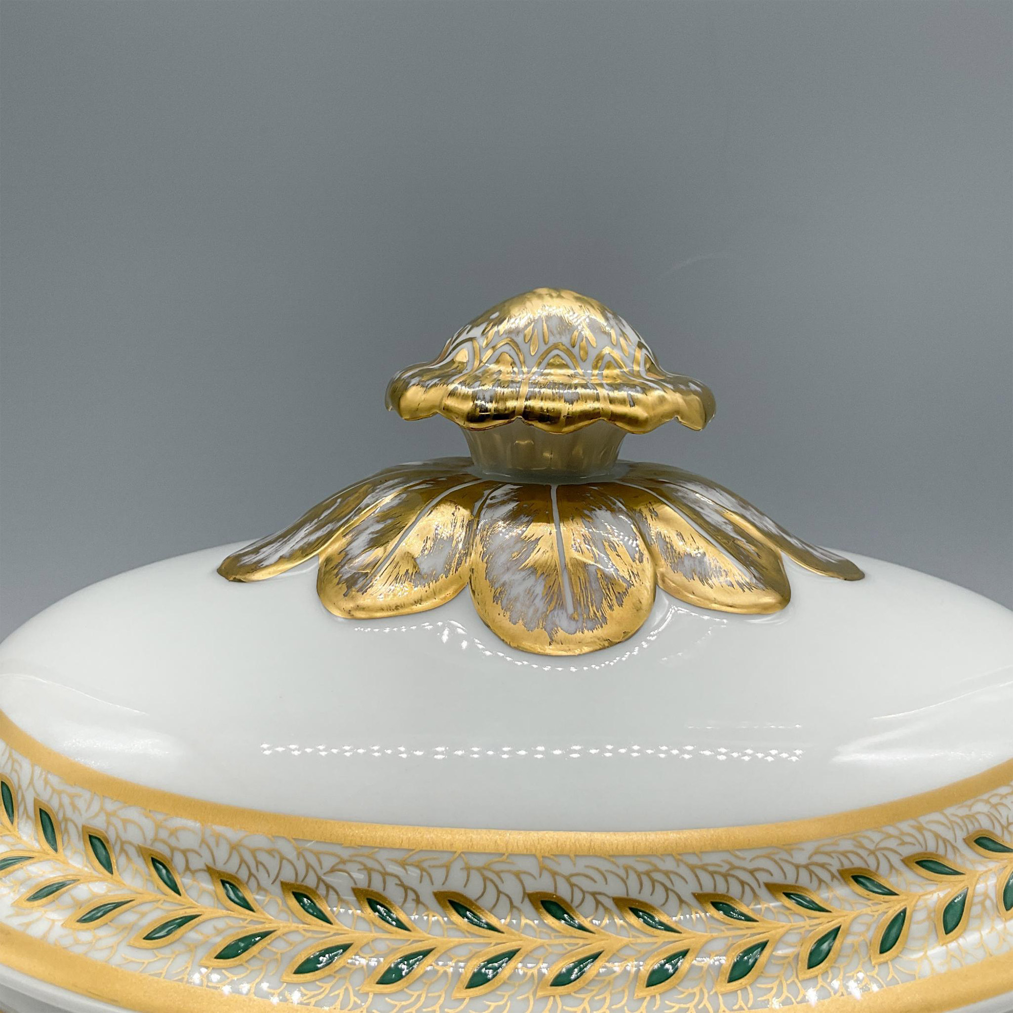 Mottahedeh Vista Alegre Tureen, Winterthur Emerald Vine - Image 5 of 5