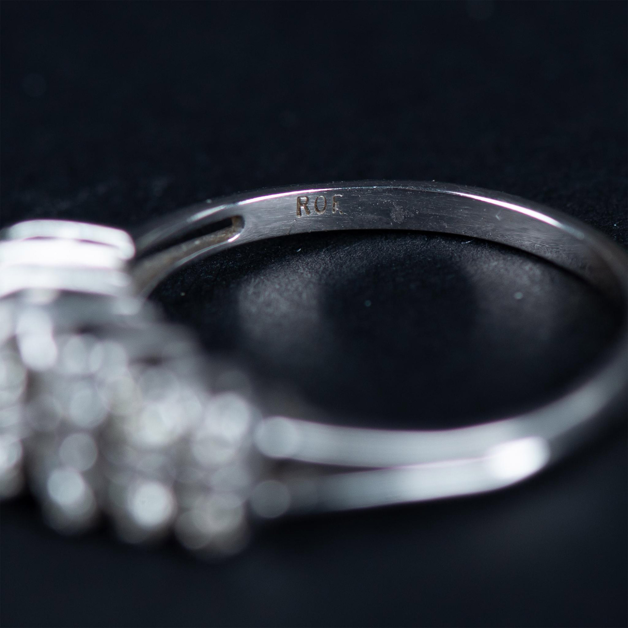 Stunning 14K White Gold and Graduated Diamond Ring - Image 3 of 4