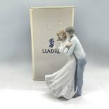 Love's Embrace 1006704 - Lladro Porcelain Figurine