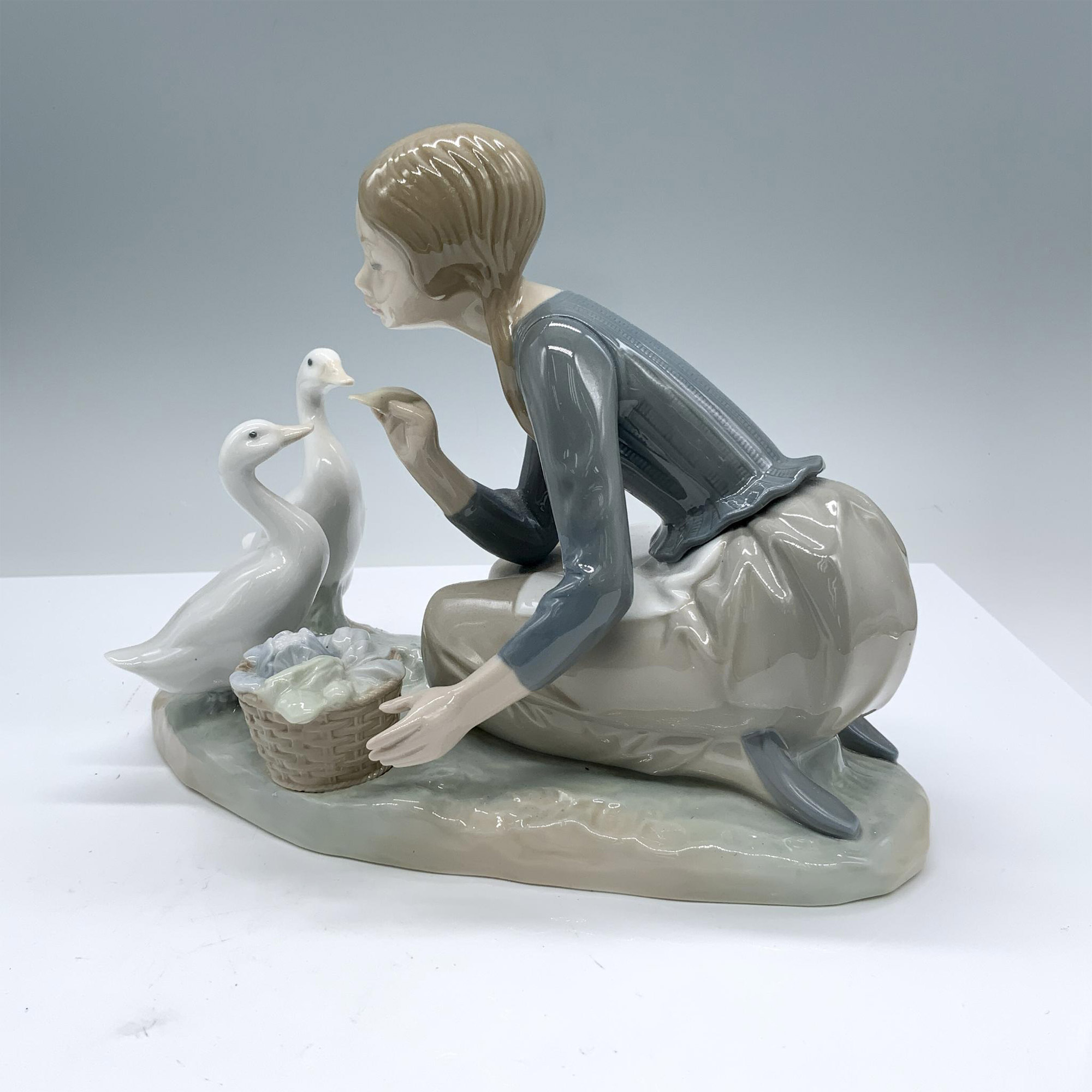 Feeding The Ducks 1004849 - Lladro Porcelain Figurine - Image 3 of 5