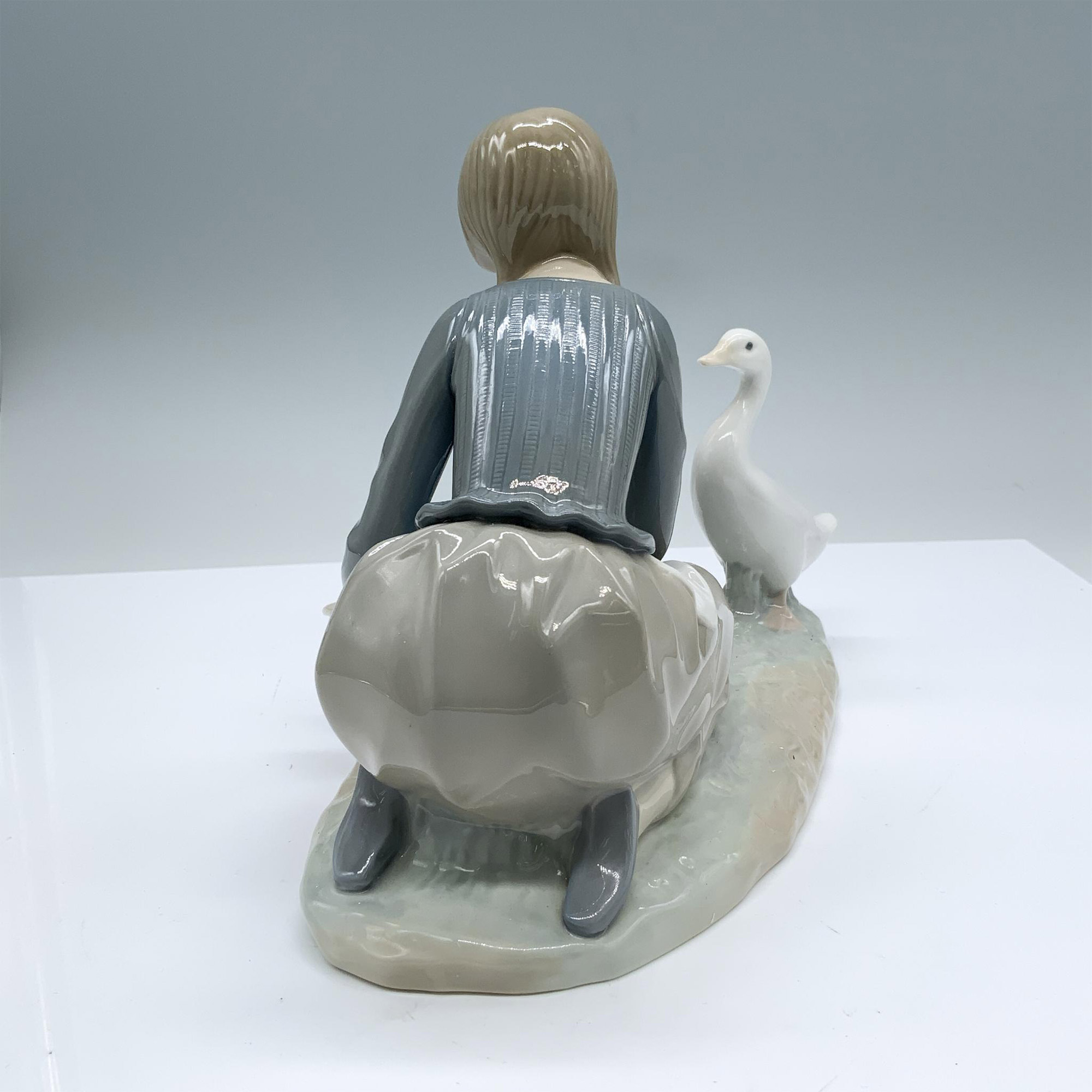 Feeding The Ducks 1004849 - Lladro Porcelain Figurine - Image 4 of 5