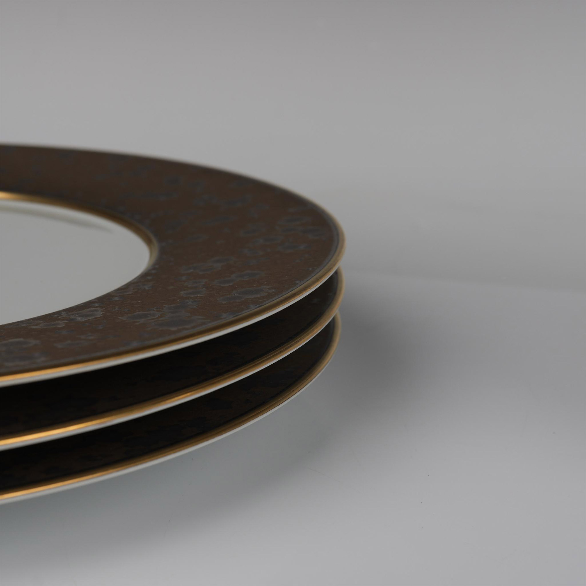 4pc Jaune de Chrome Porcelain Charger Plates, Basmati Gold - Image 4 of 4