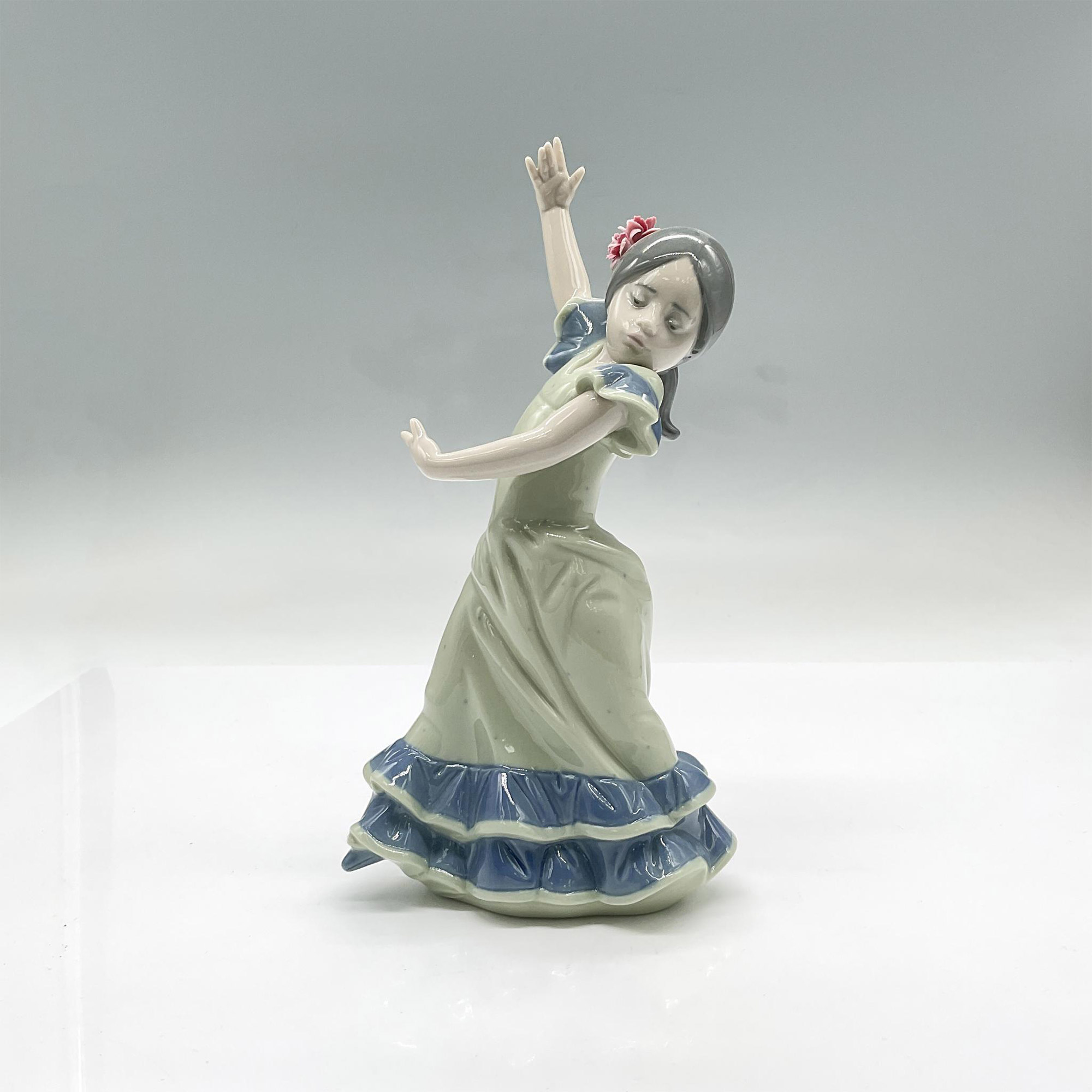 Lolita 1005192 - Lladro Porcelain Figurine