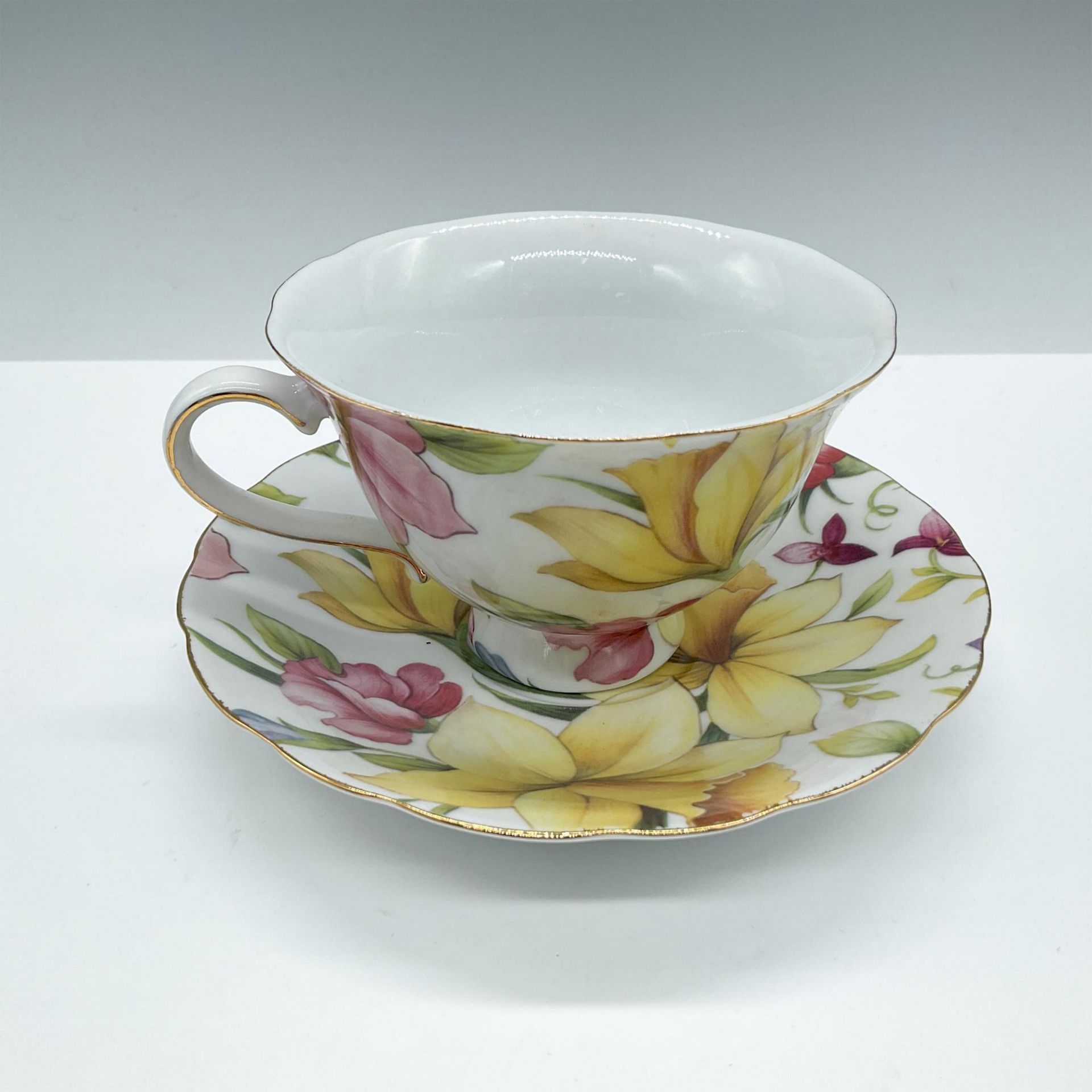 Royal Crown Porcelain Tea Cup and Saucer Set, Floral - Image 2 of 4