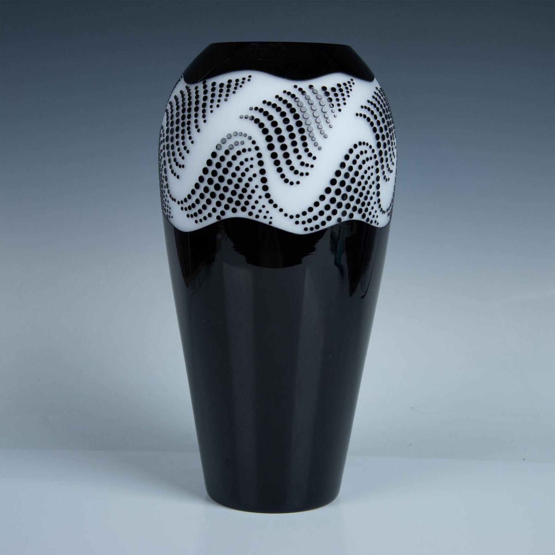 Sasaki Crystal Handcrafted Vase, Lynx Black & White - Image 2 of 7