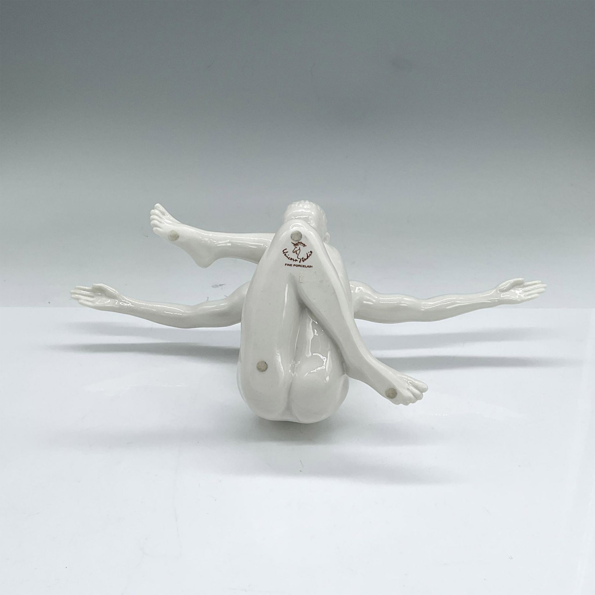 Unicorn Studios White Figure, Man In Yoga Pose - Bild 3 aus 4