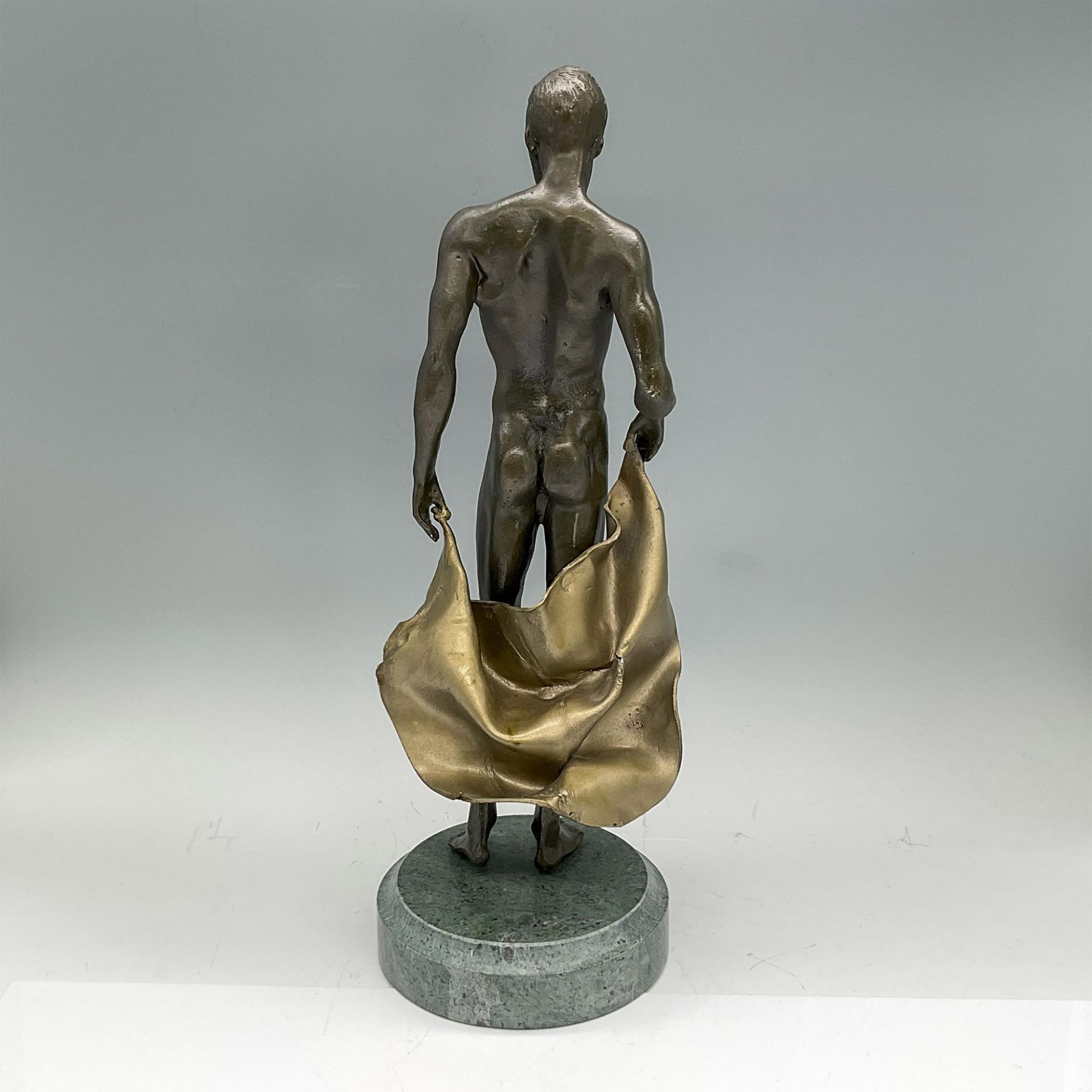 Bronze Sculpture, Nude Man Holding A Cape - Bild 2 aus 3