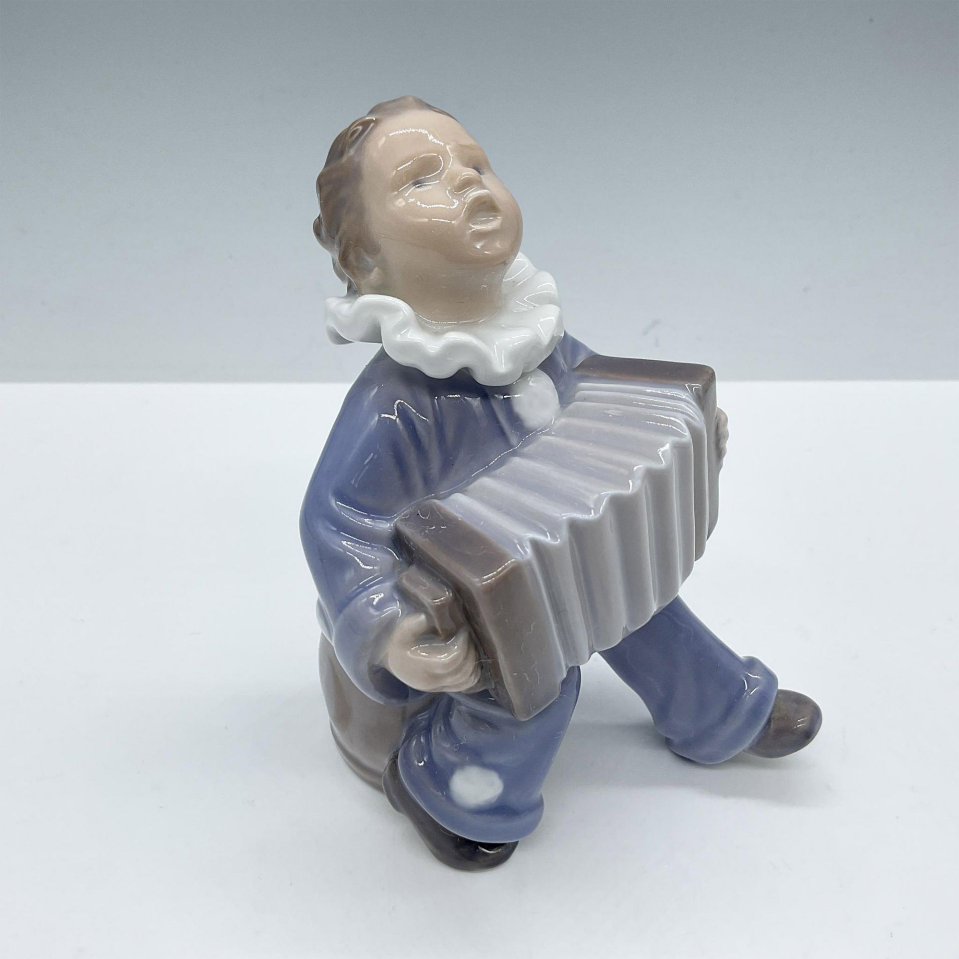 Royal Copenhagen Figurine, Child with Accordion 3667 - Bild 2 aus 4
