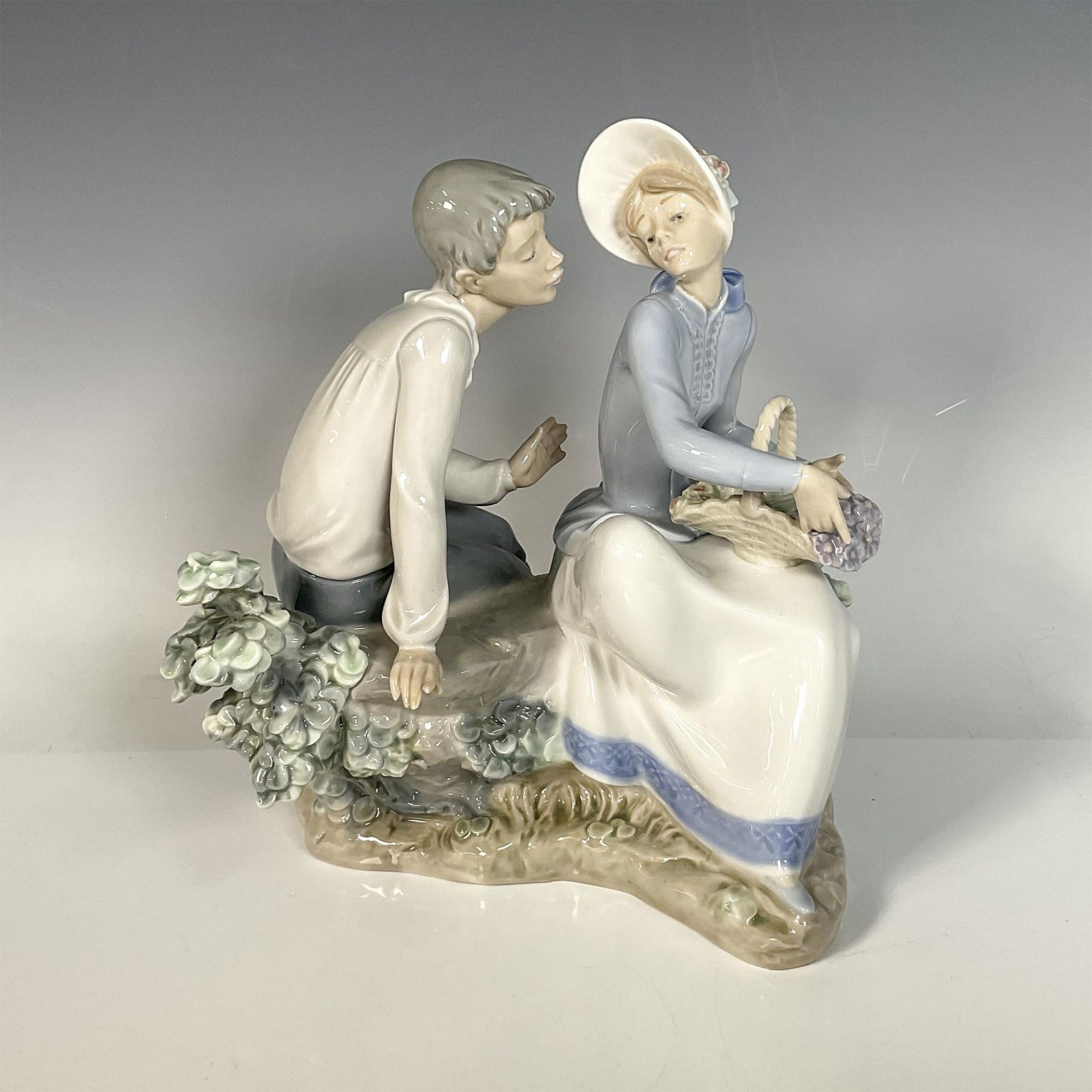 Couple in Love - Nao by Lladro Porcelain Figure