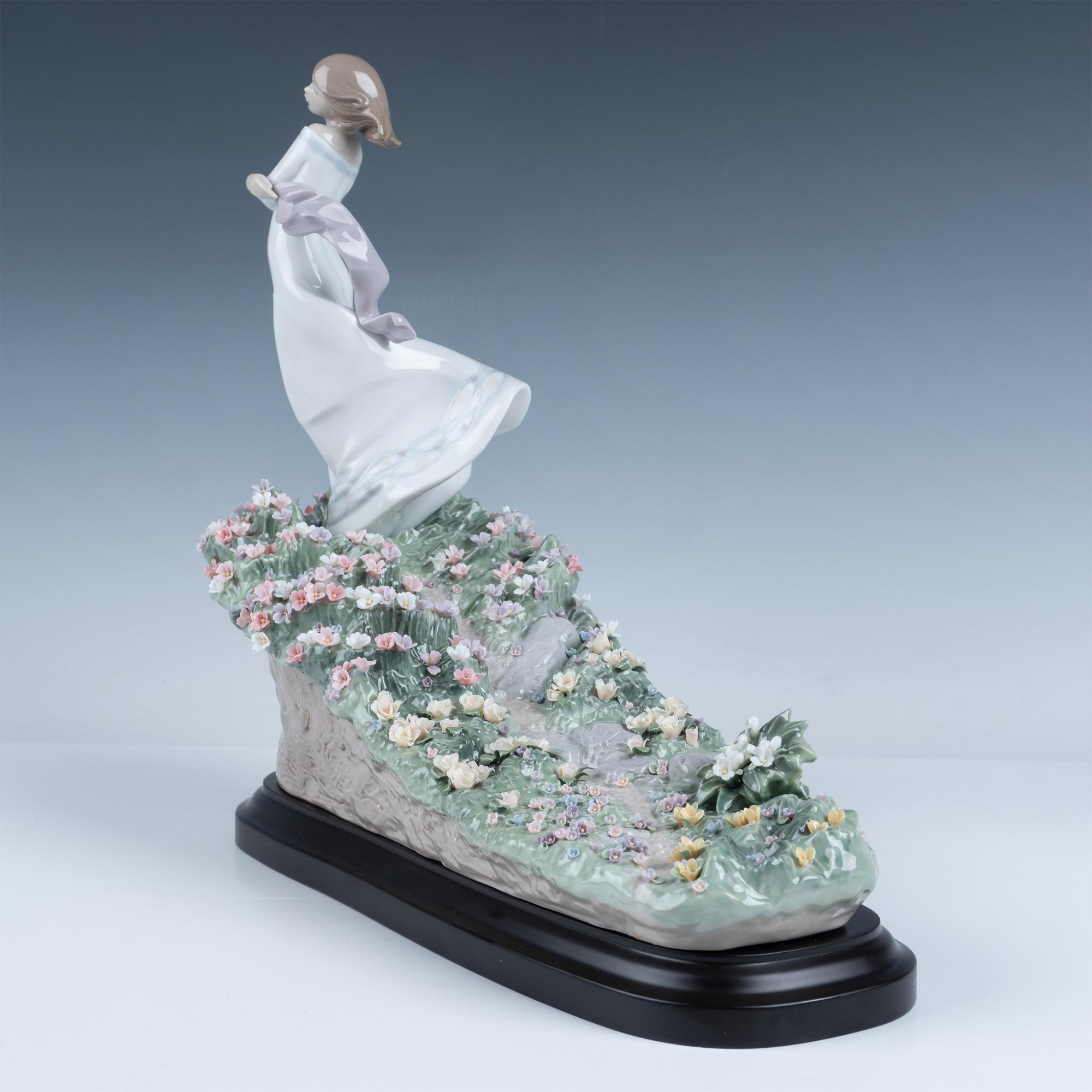 Lladro Porcelain Figurine, A Sea Of Flowers 1007710 - Image 4 of 13