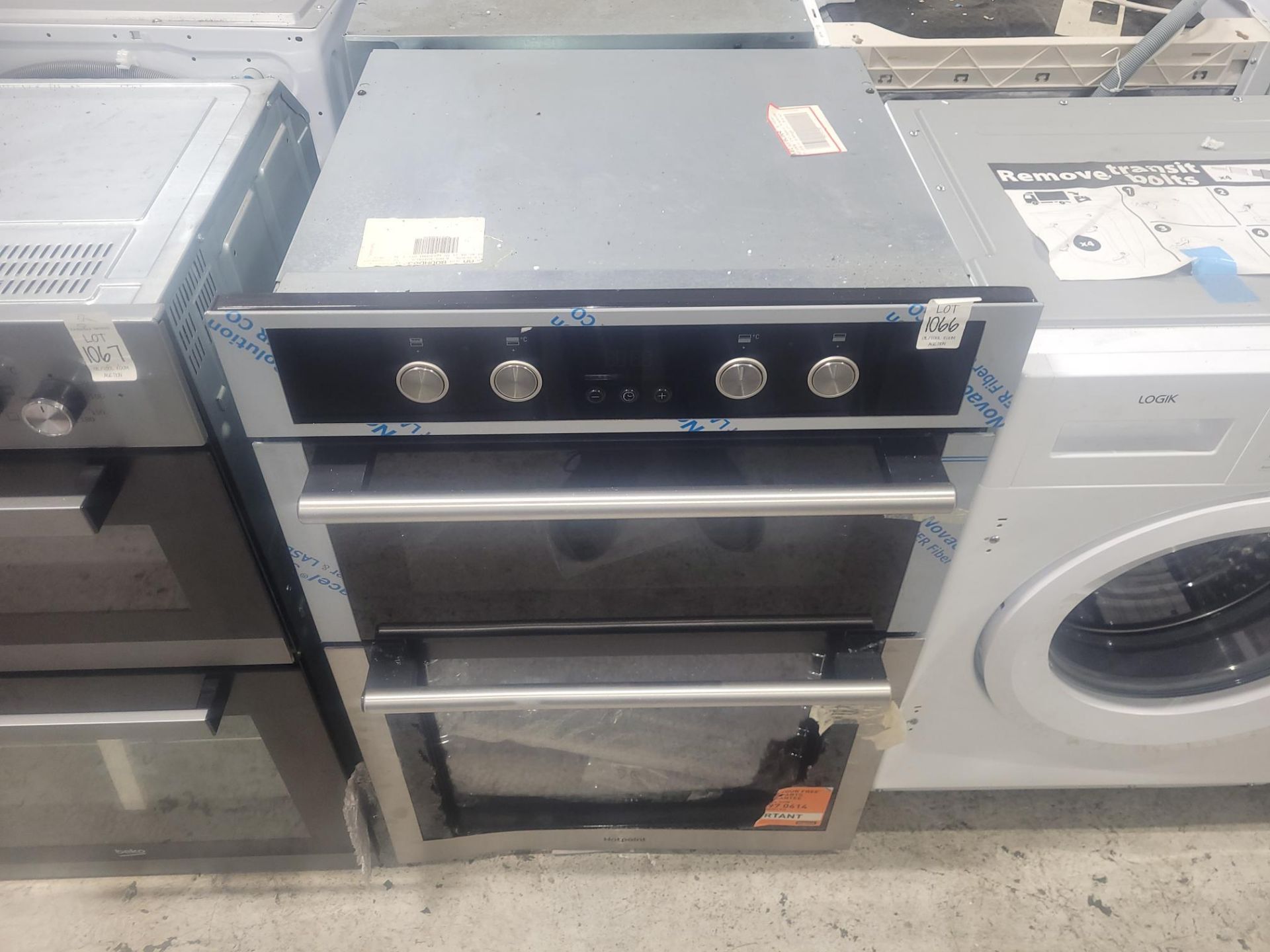 HOTPOINT INTEGRATED DOUBLE OVEN (NEW WITH DAMAGED DOOR)