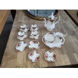 16 PIECES OF ROYAL ALBERT COUNTRY ROSE