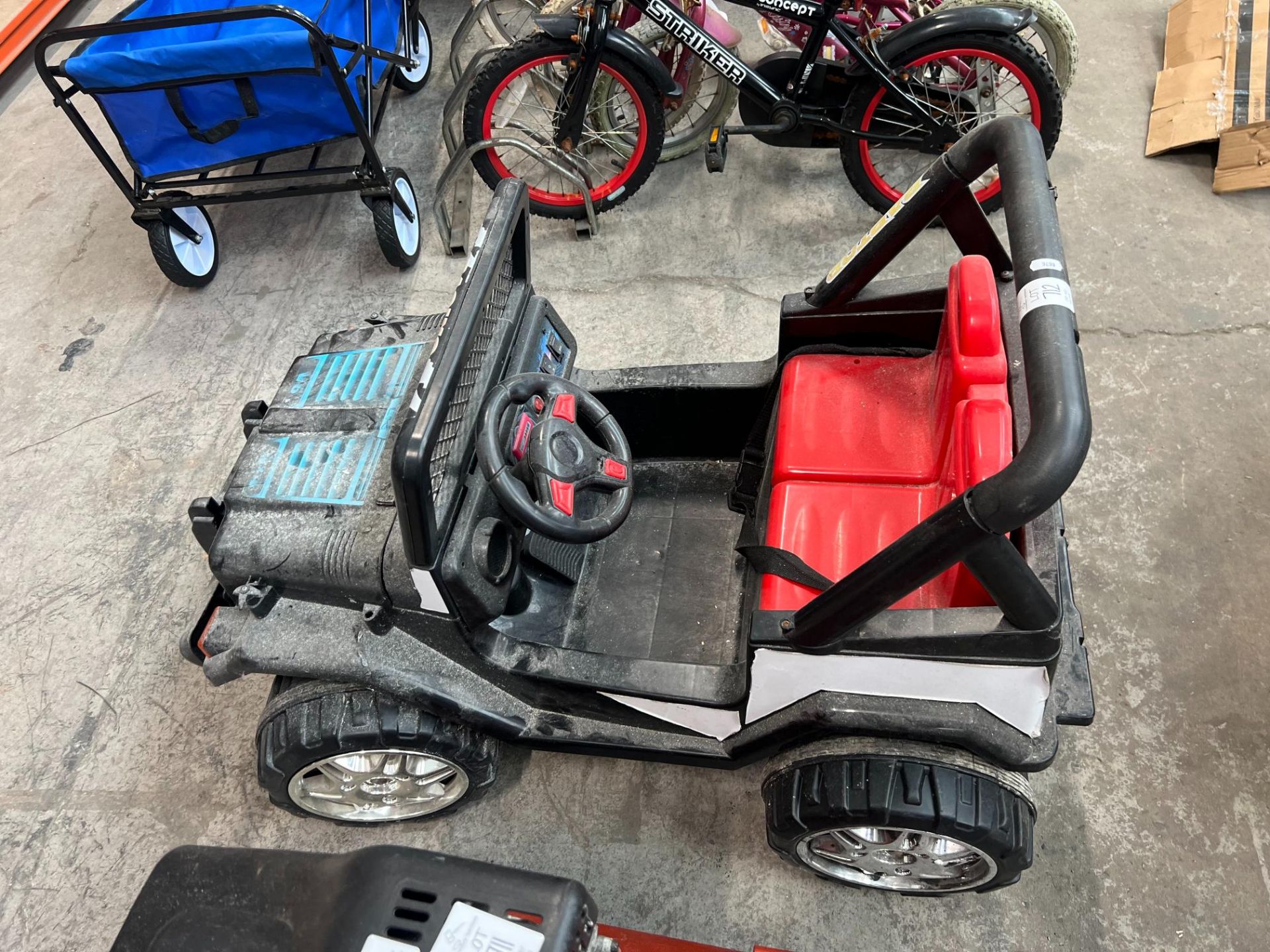 BATTERY POWERED CHILDS RIDE ON JEEP ( NO CHARGER )