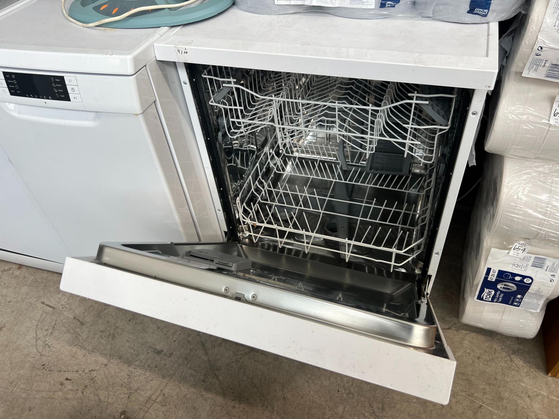 WHITE ESSENTIALS CDW60W18 DISHWASHER (HAMMER VAT TO BE ADDED TO THIS ITEM)