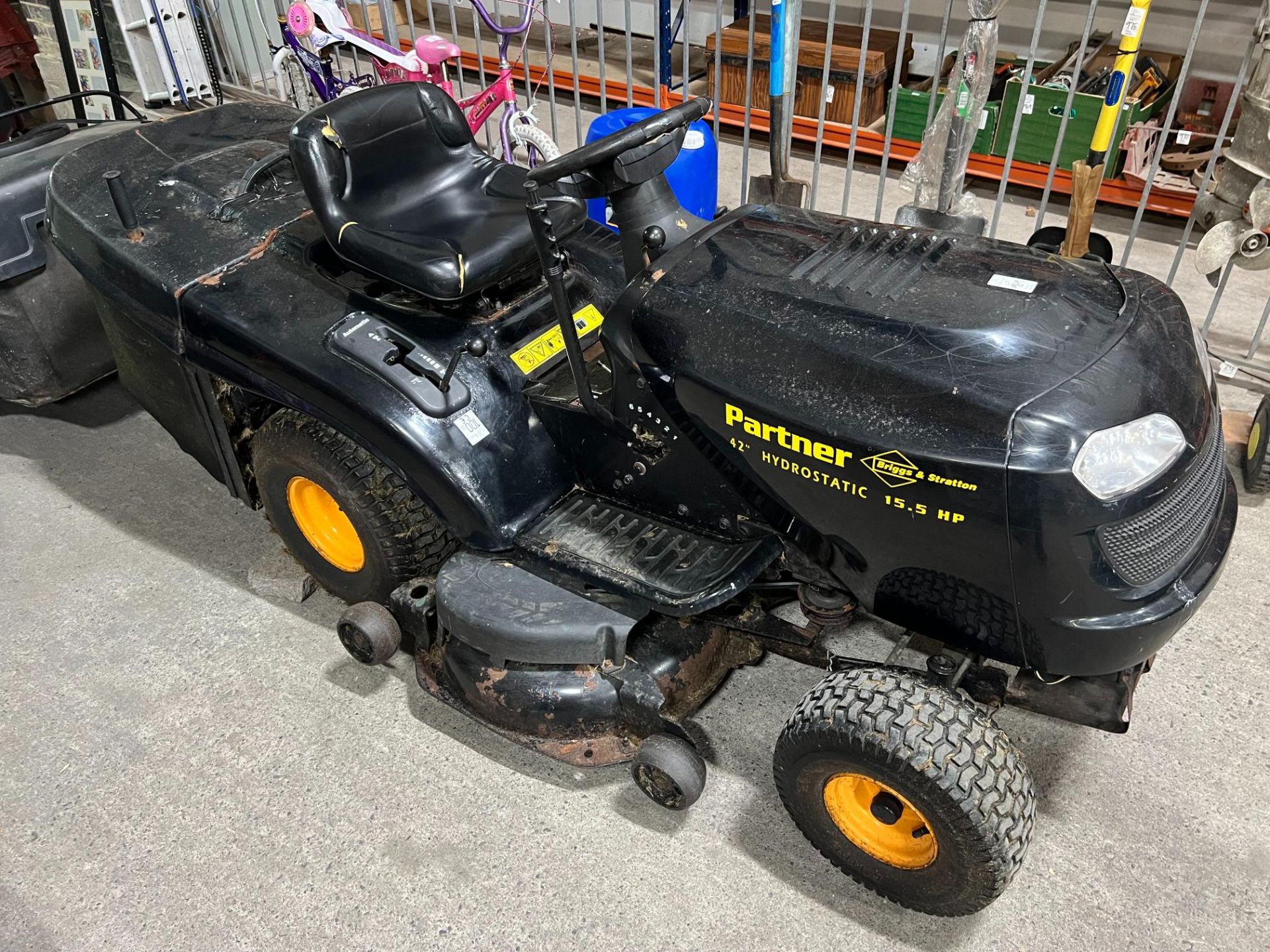 PARTNER RIDE ON LAWN MOWER (BRIGGS AND STRATTON ENGINE ) (STARTS AND RUNS)