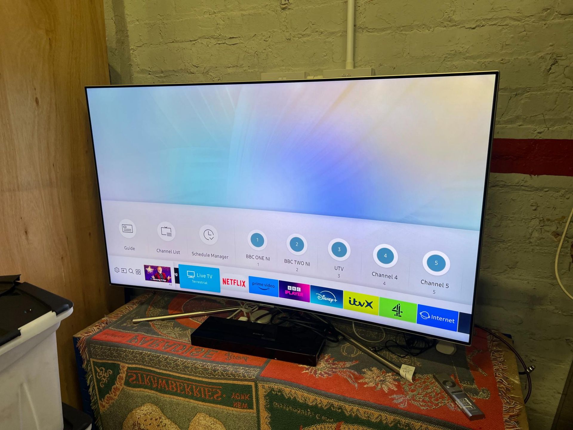 SAMSUNG 49" QLED CURED SMART FLATSCREEN TV WITH REMOTE (QE49Q7CAMT) (WORKING) - Image 2 of 2