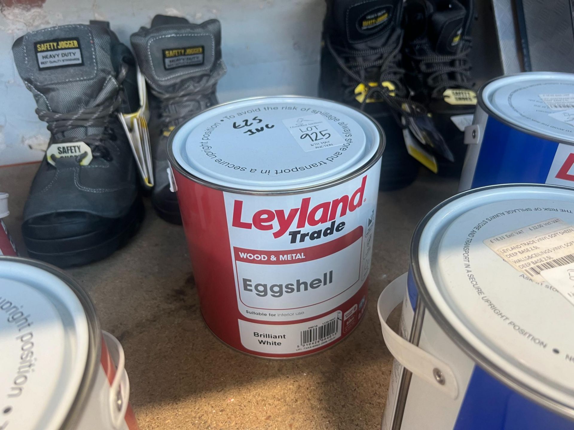 2.5L OF LEYLAND TRADE WOOD AND METAL EGGSHELL BRILLIANT WHITE PAINT