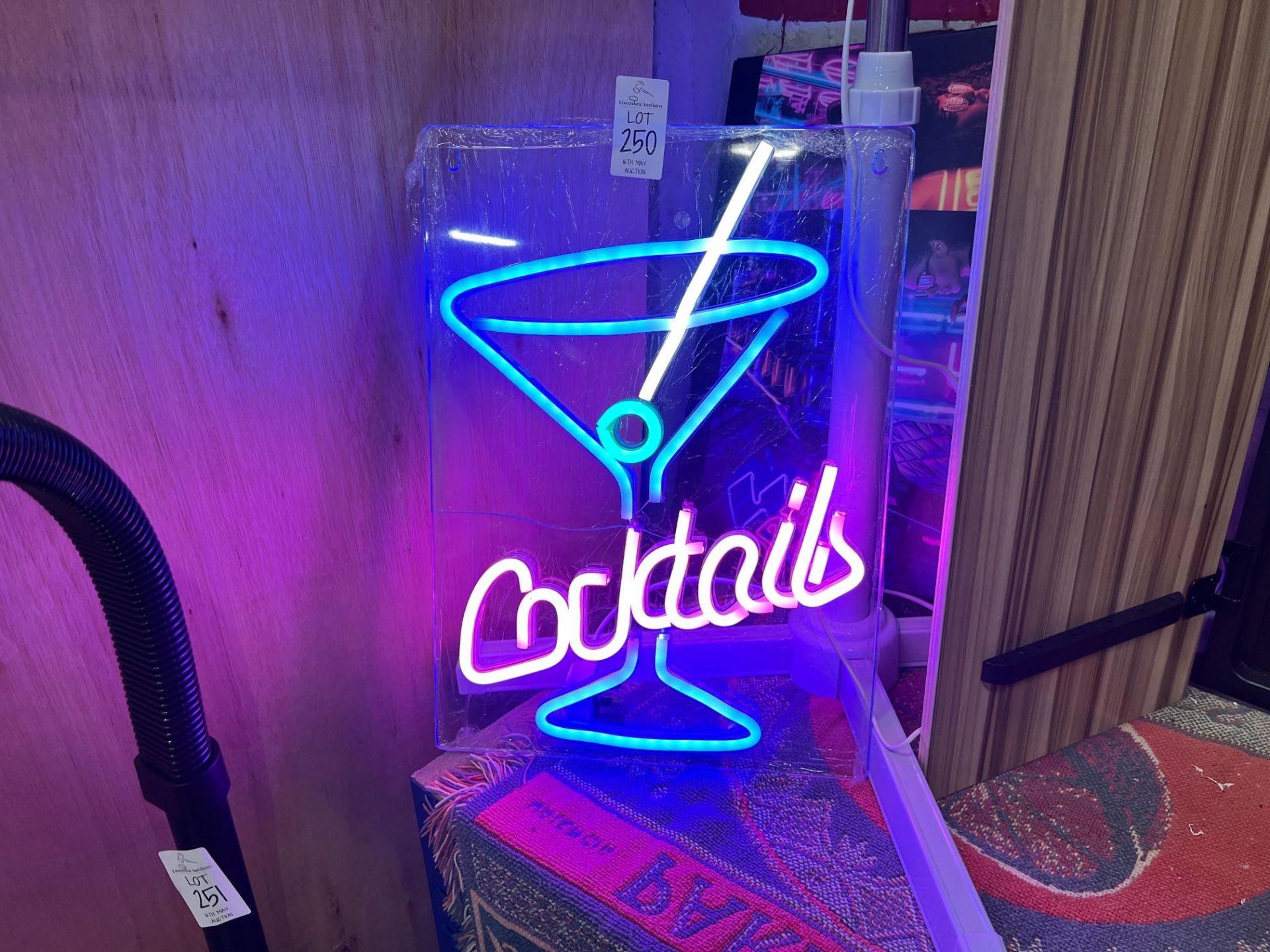 COCKTAILS NEON SIGN (WORKING)