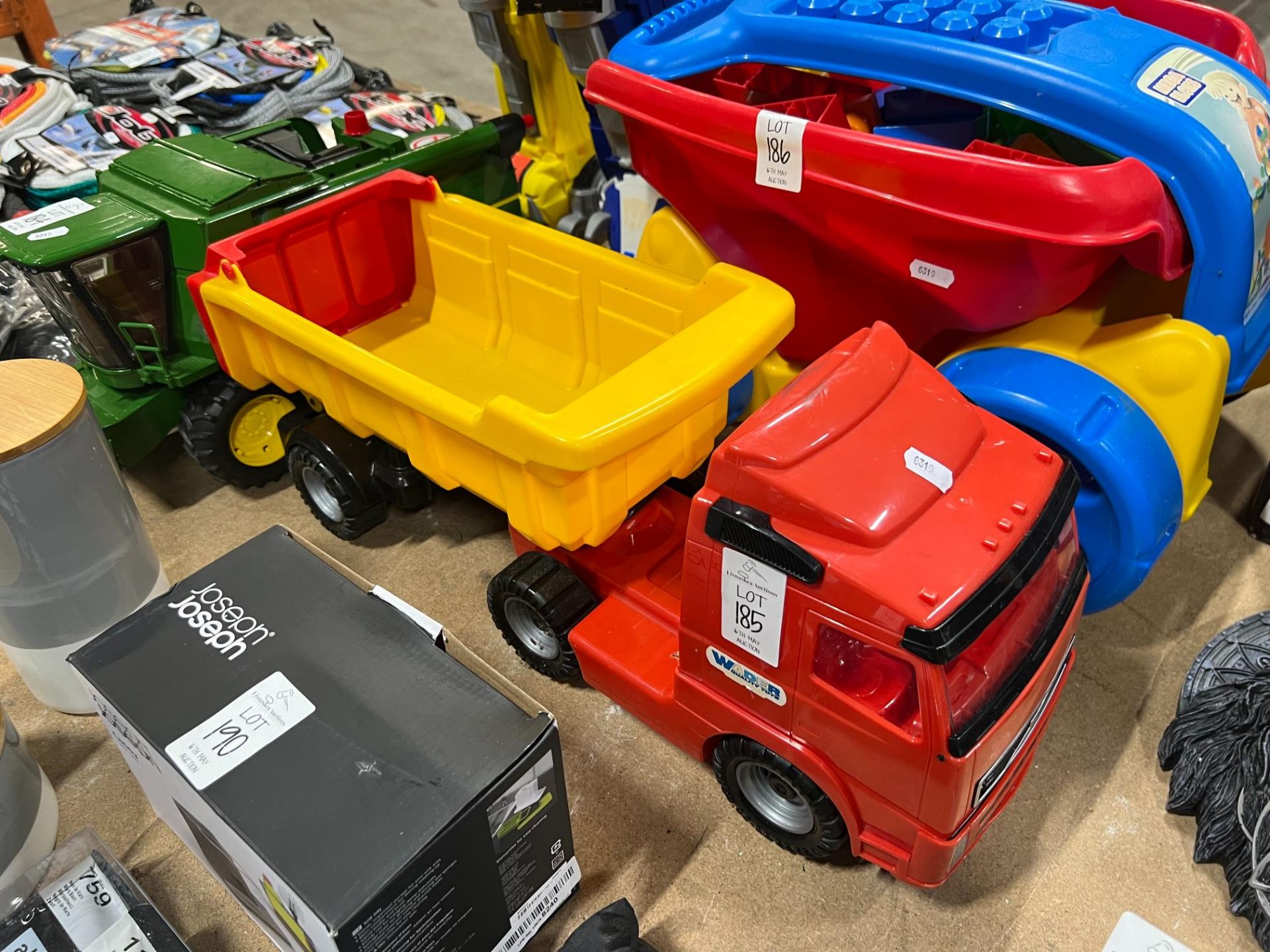 WADER DUMPER TRUCK TOY