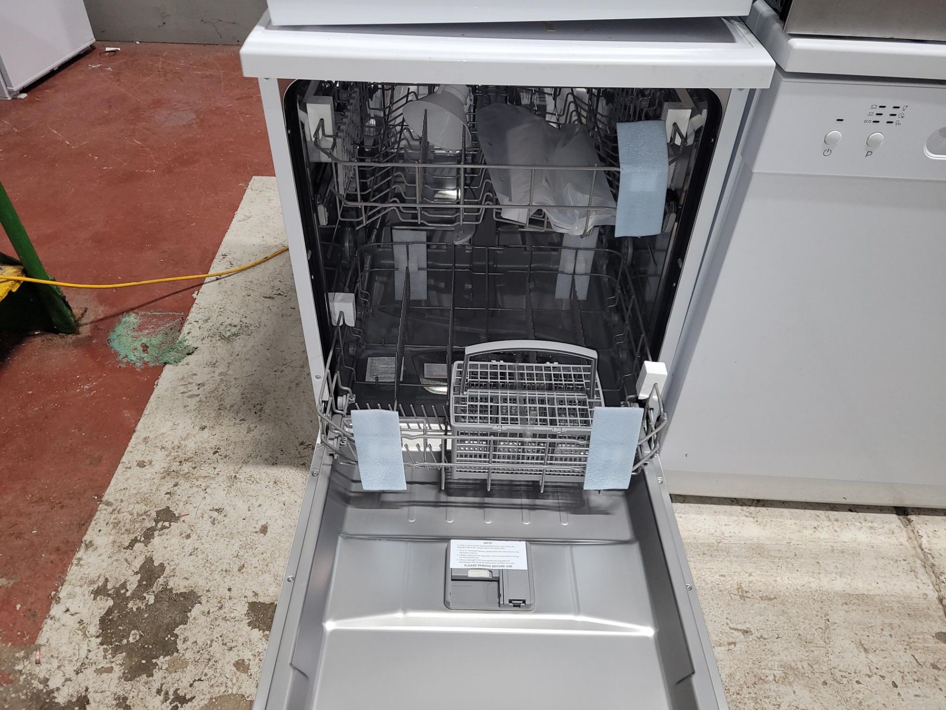 ESSENTIALS CDW60W20 FREESTANDING DISHWASHER